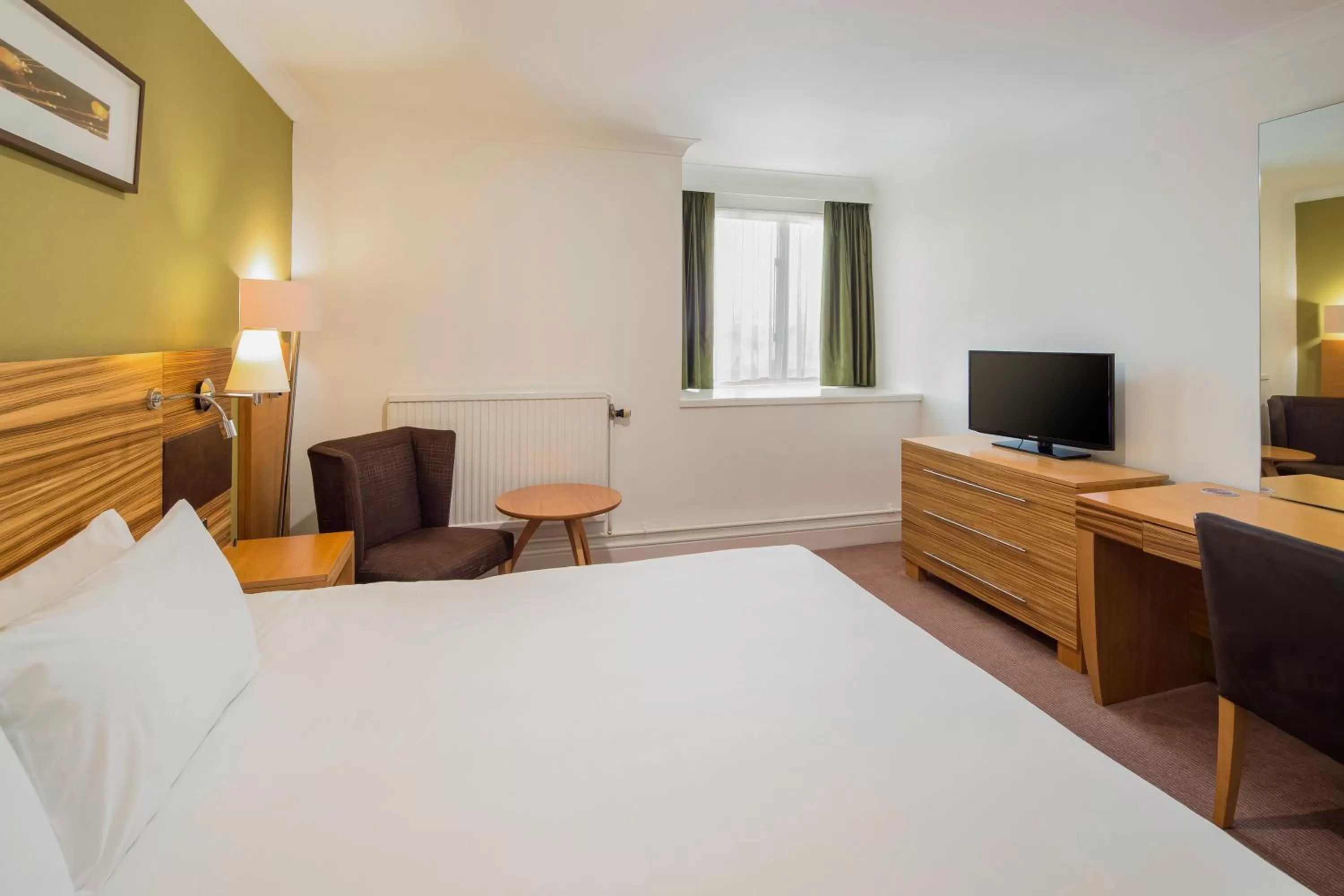 TV and multimedia, Bed in Crowne Plaza Chester by IHG