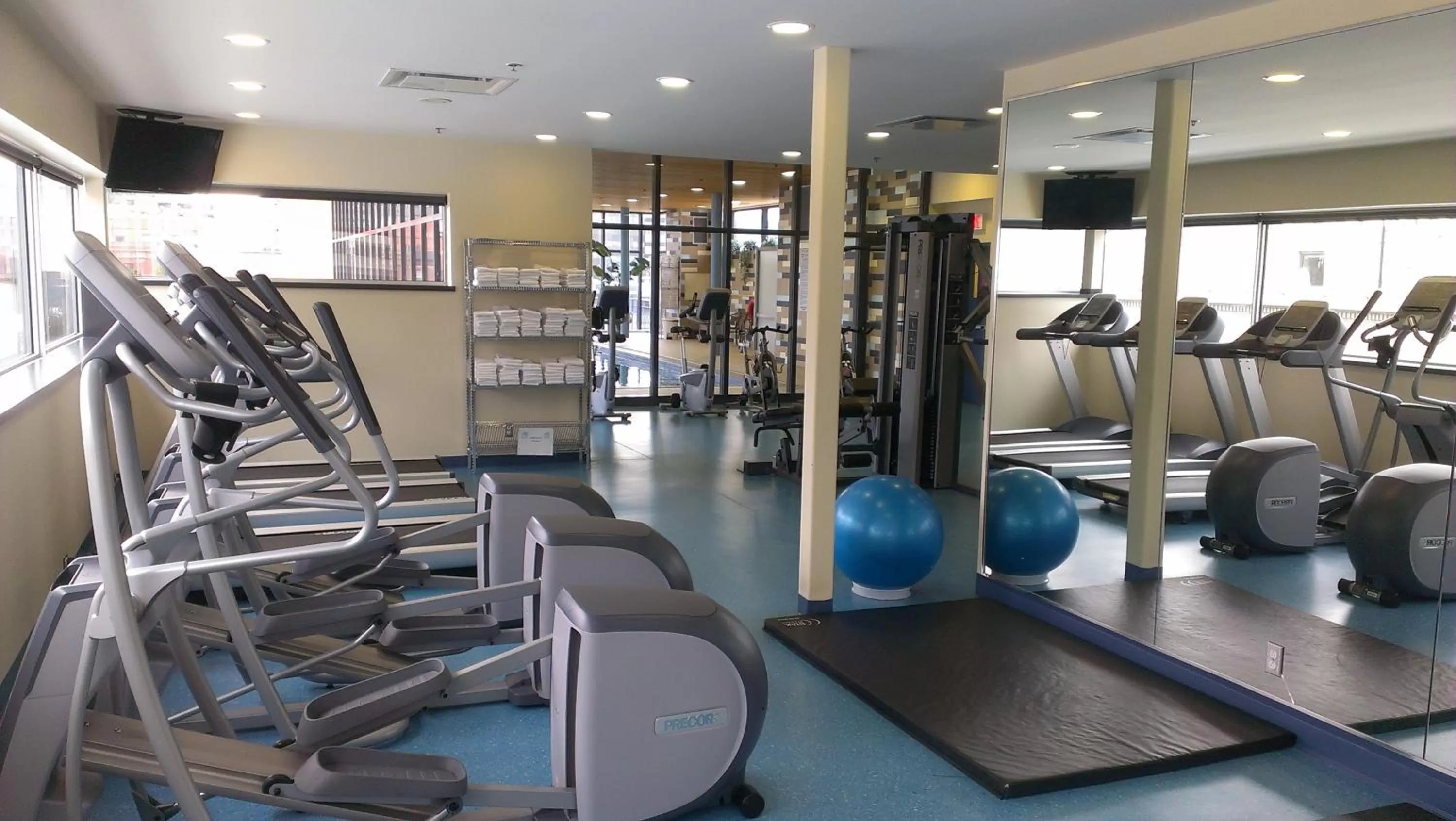 Fitness centre/facilities in Le Square Phillips Hôtel & Suites