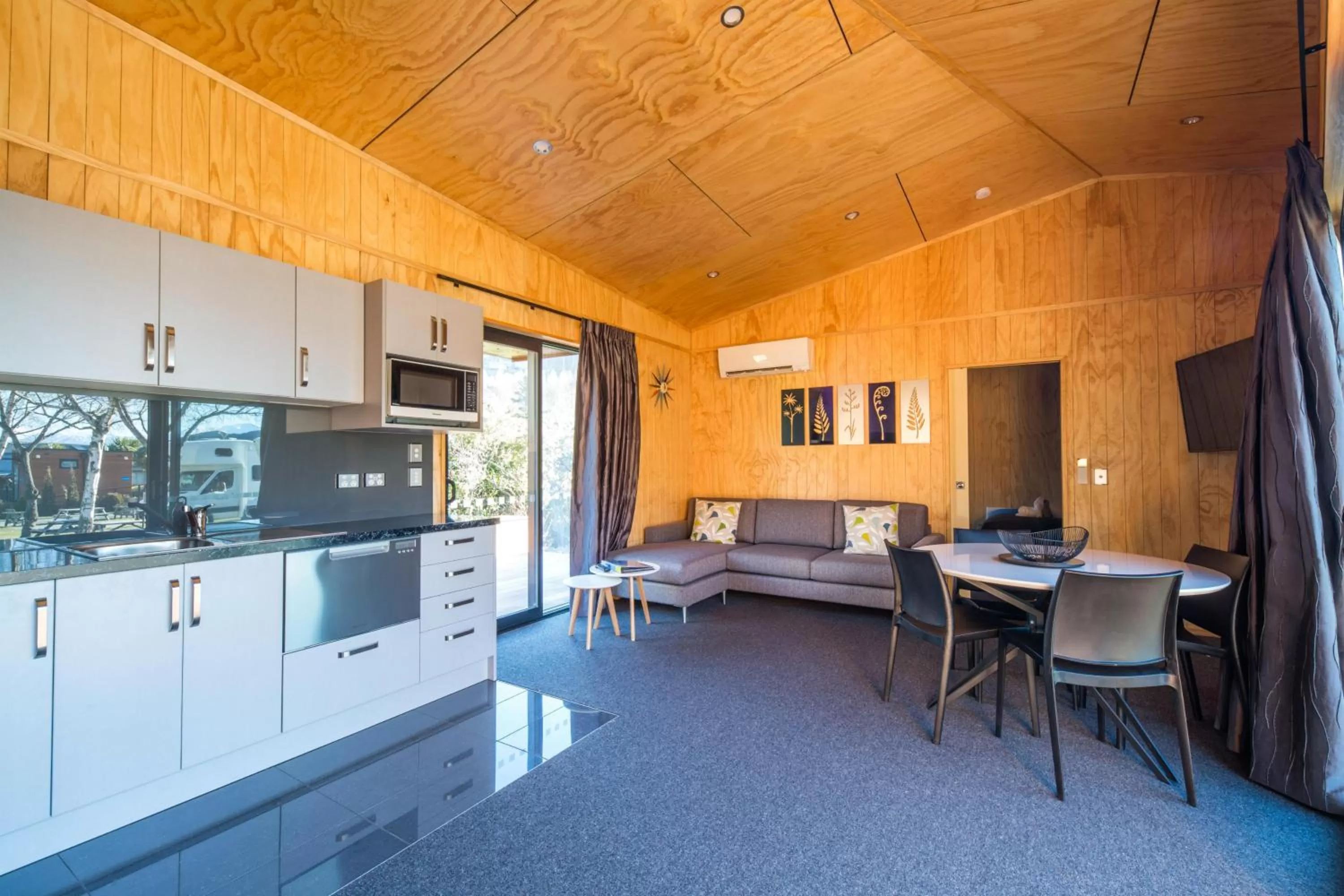 Kitchen or kitchenette in Apartments at Queenstown TOP 10 Holiday Park