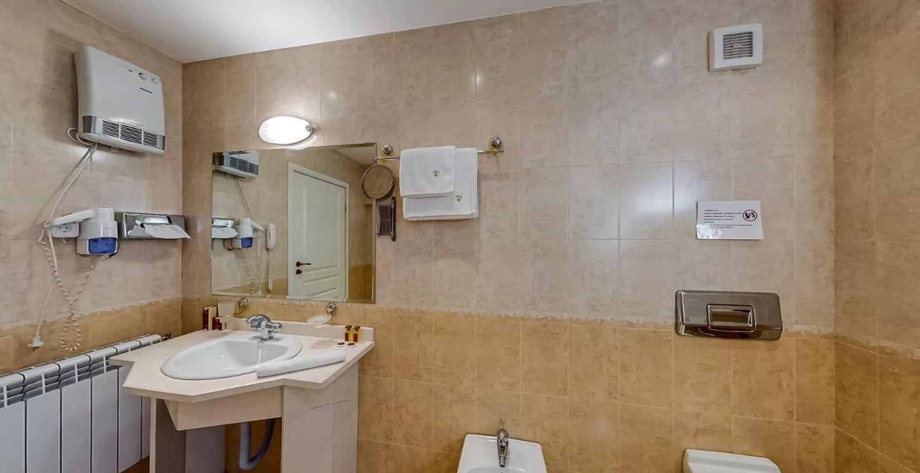 Bathroom in Troyan Plaza Hotel