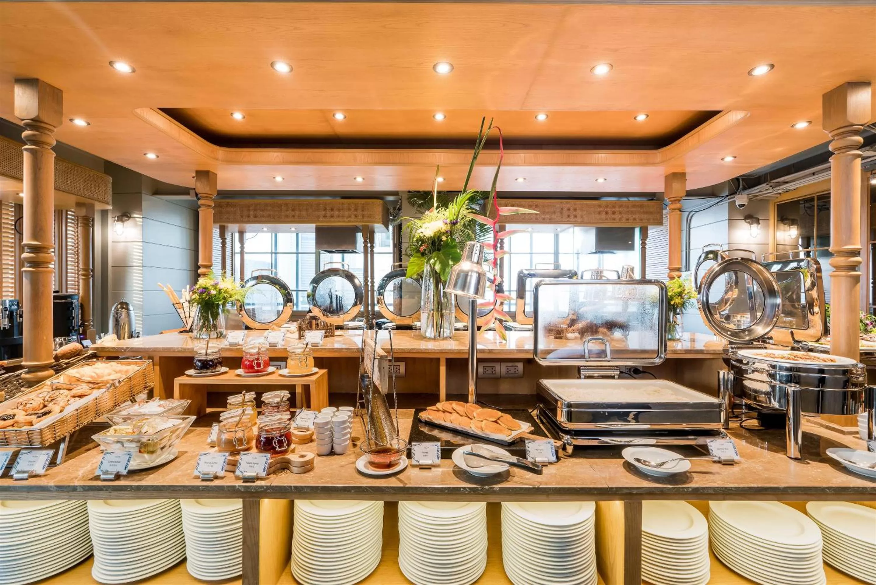 Restaurant/places to eat in Akara Hotel