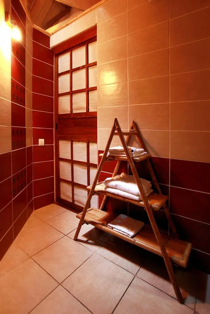 Bathroom in Manoir des Indes, The Originals Relais