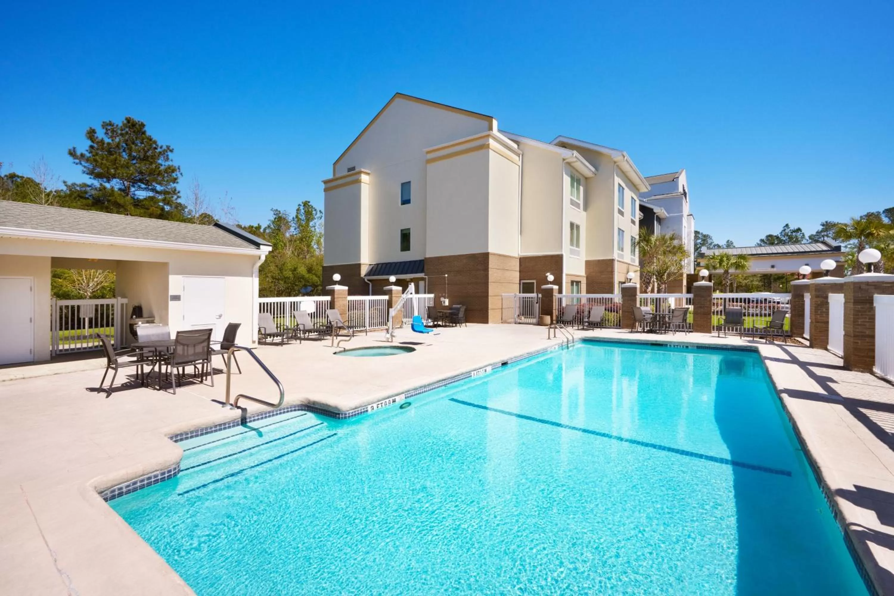 Swimming pool in Fairfield Inn & Suites By Marriott Hinesville Fort Stewart
