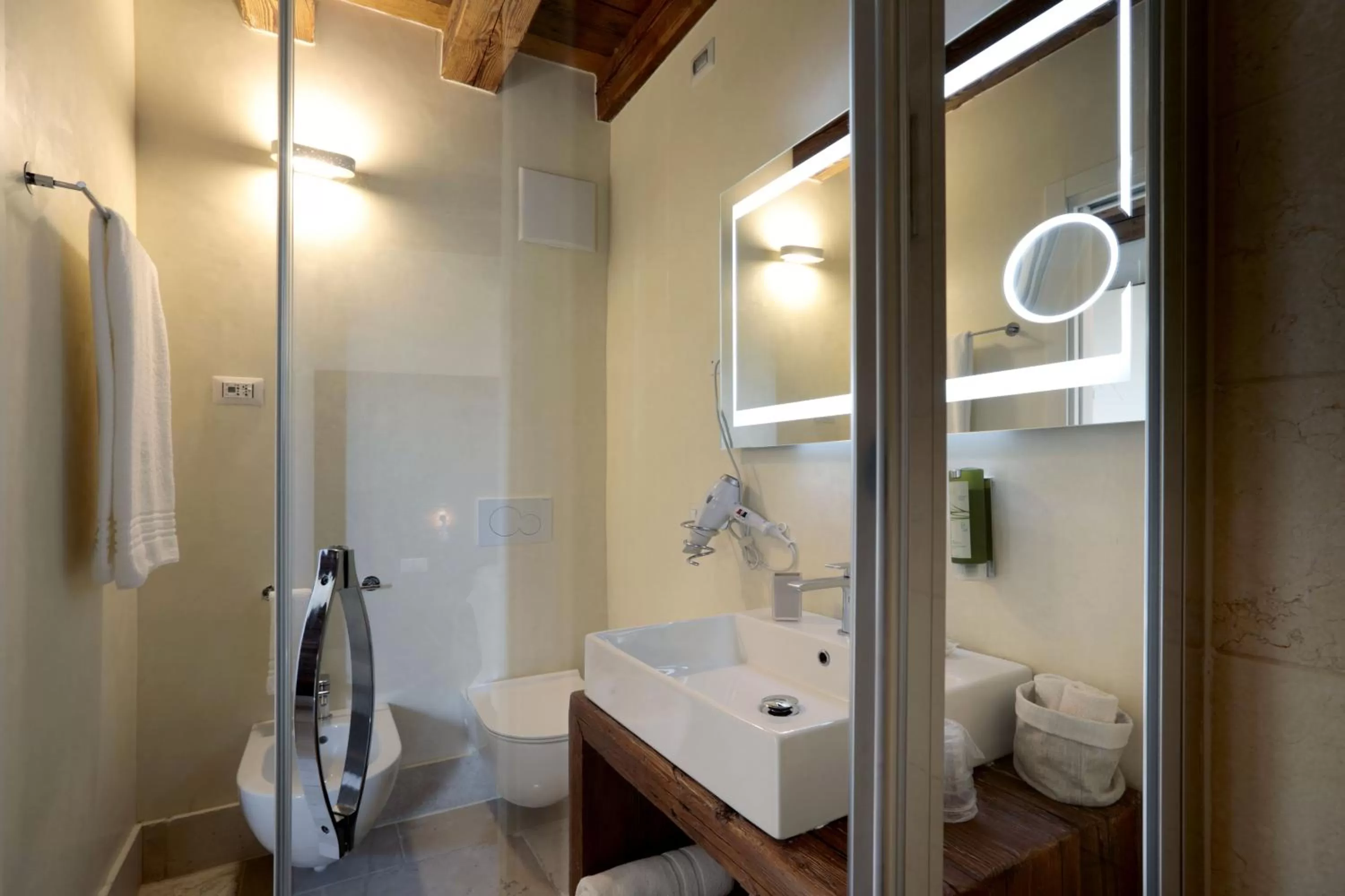 Shower in Hotel Antica Abbazia