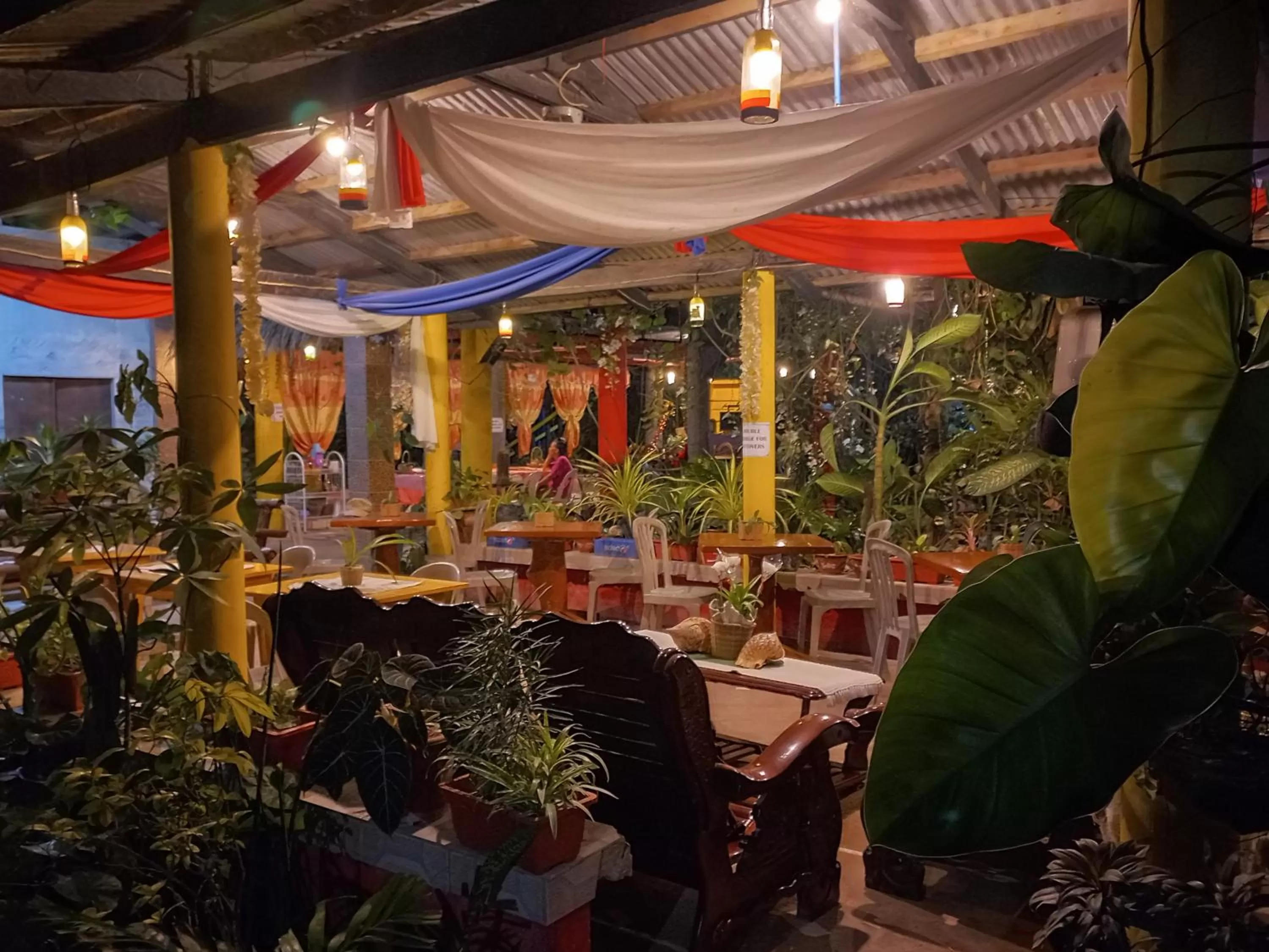 Restaurant/places to eat in Chateau De Aow