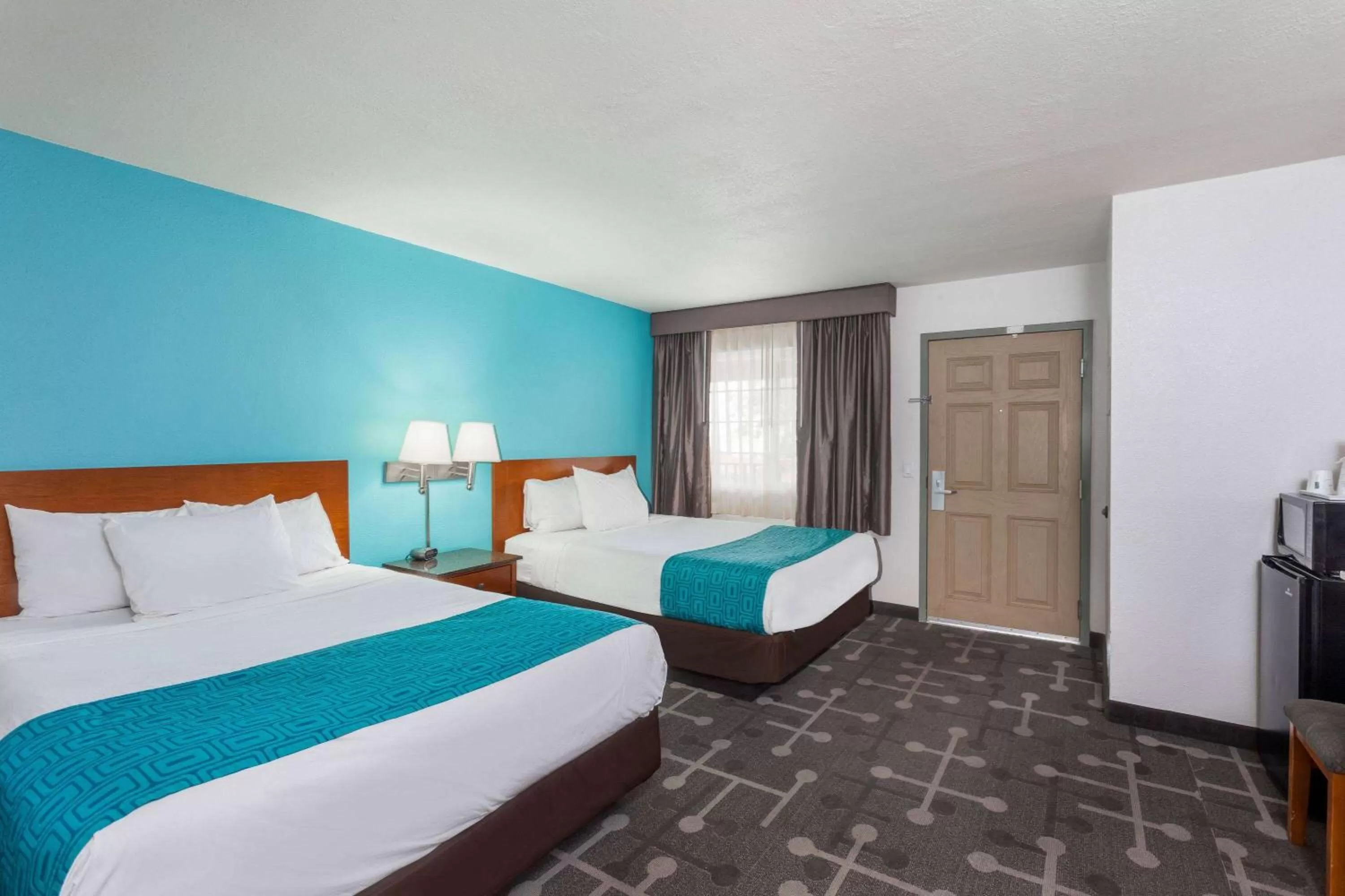 Photo of the whole room, Bed in Howard Johnson by Wyndham National City/San Diego South