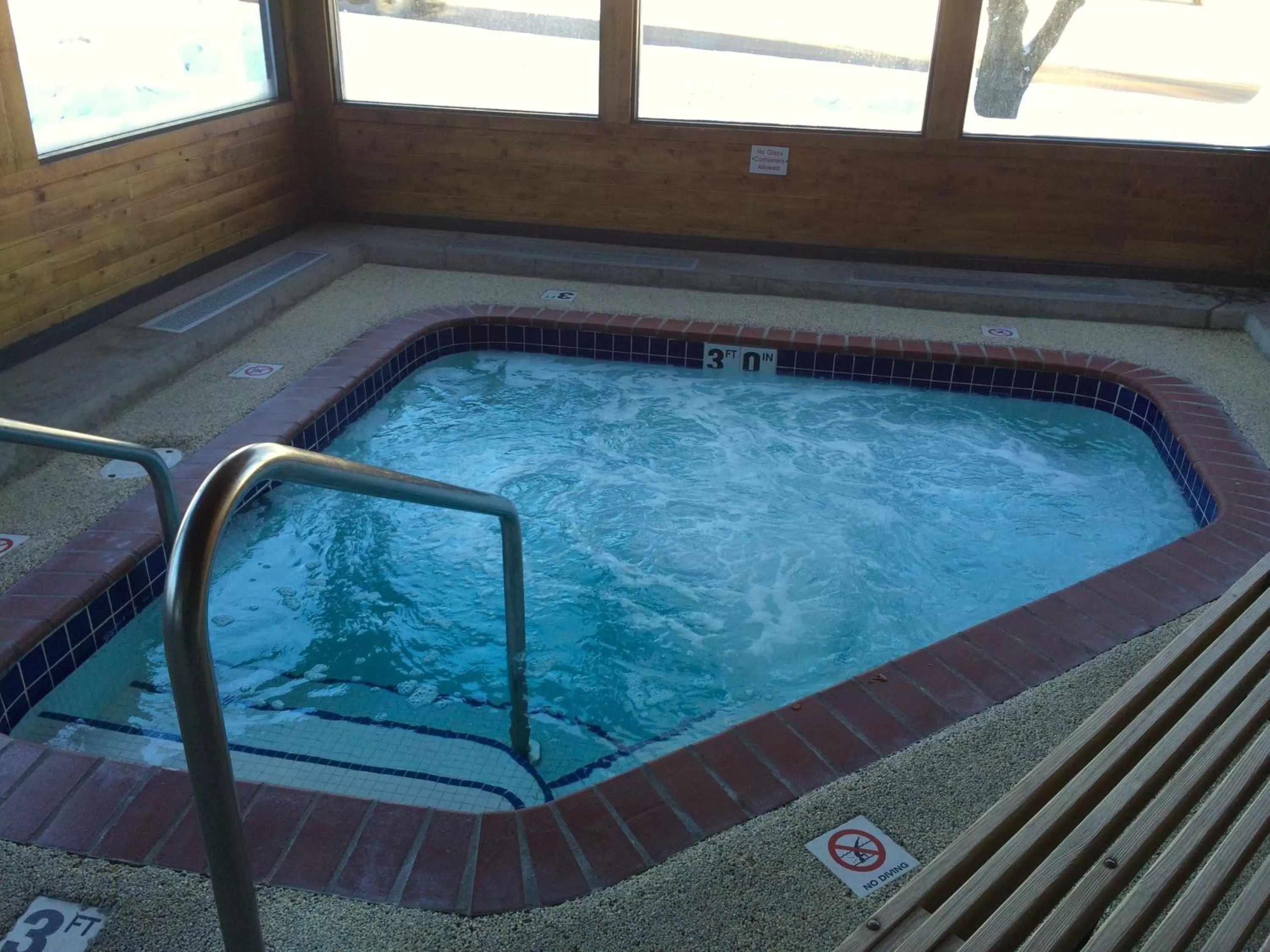 Swimming pool in Cedar Motor Inn