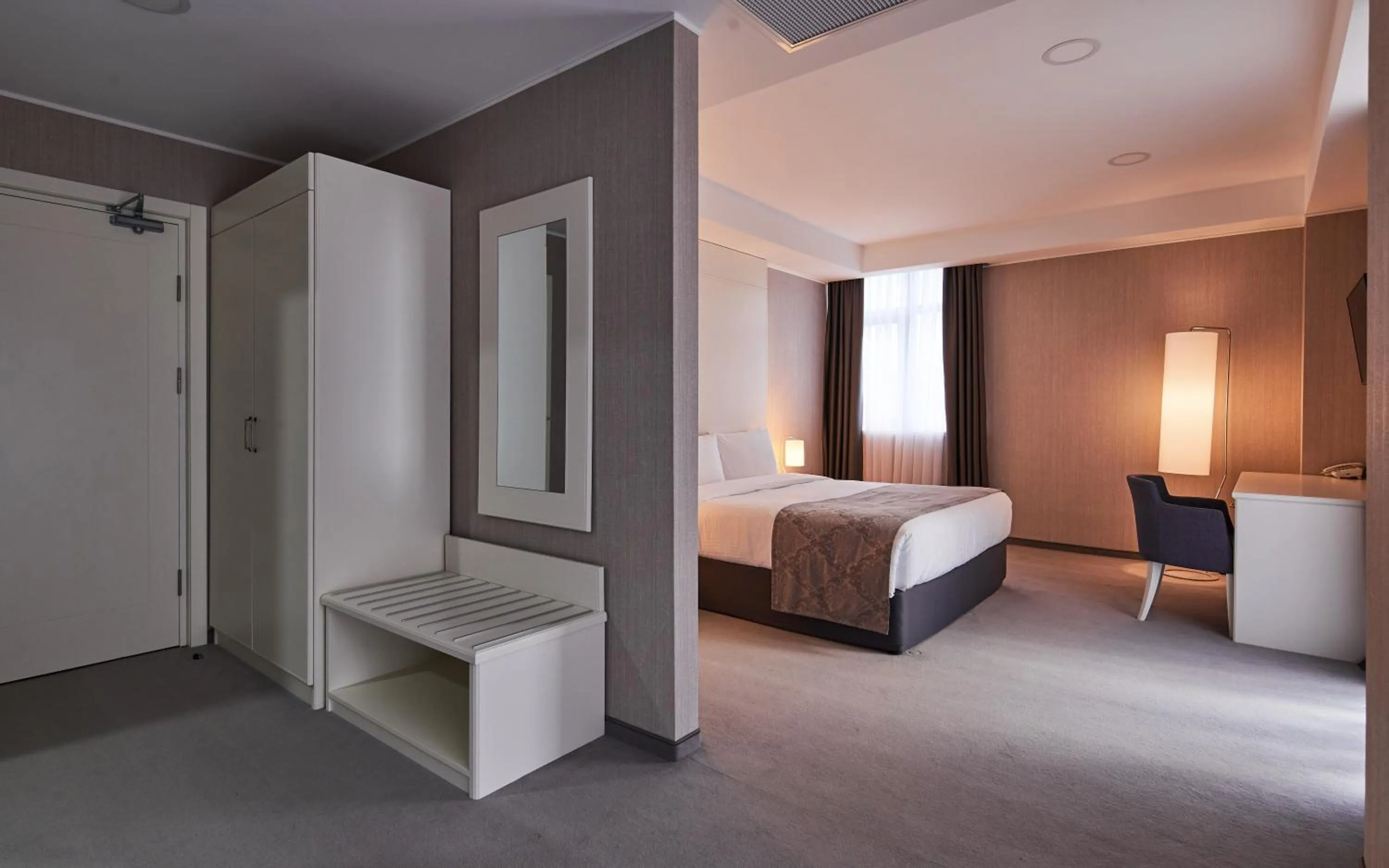 Bedroom, Bed in Gallery Palace Hotel