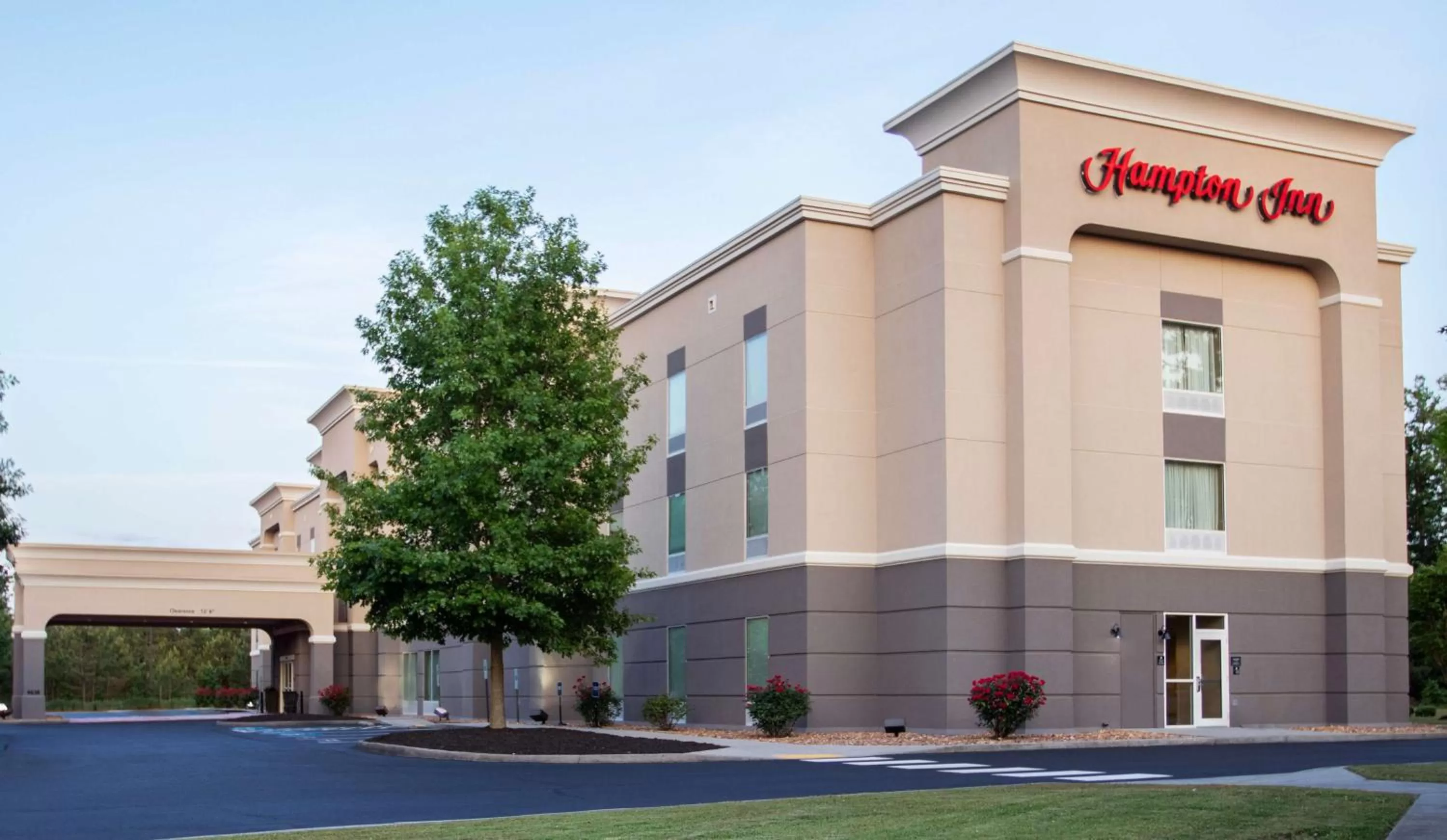Property building in Hampton Inn Gloucester