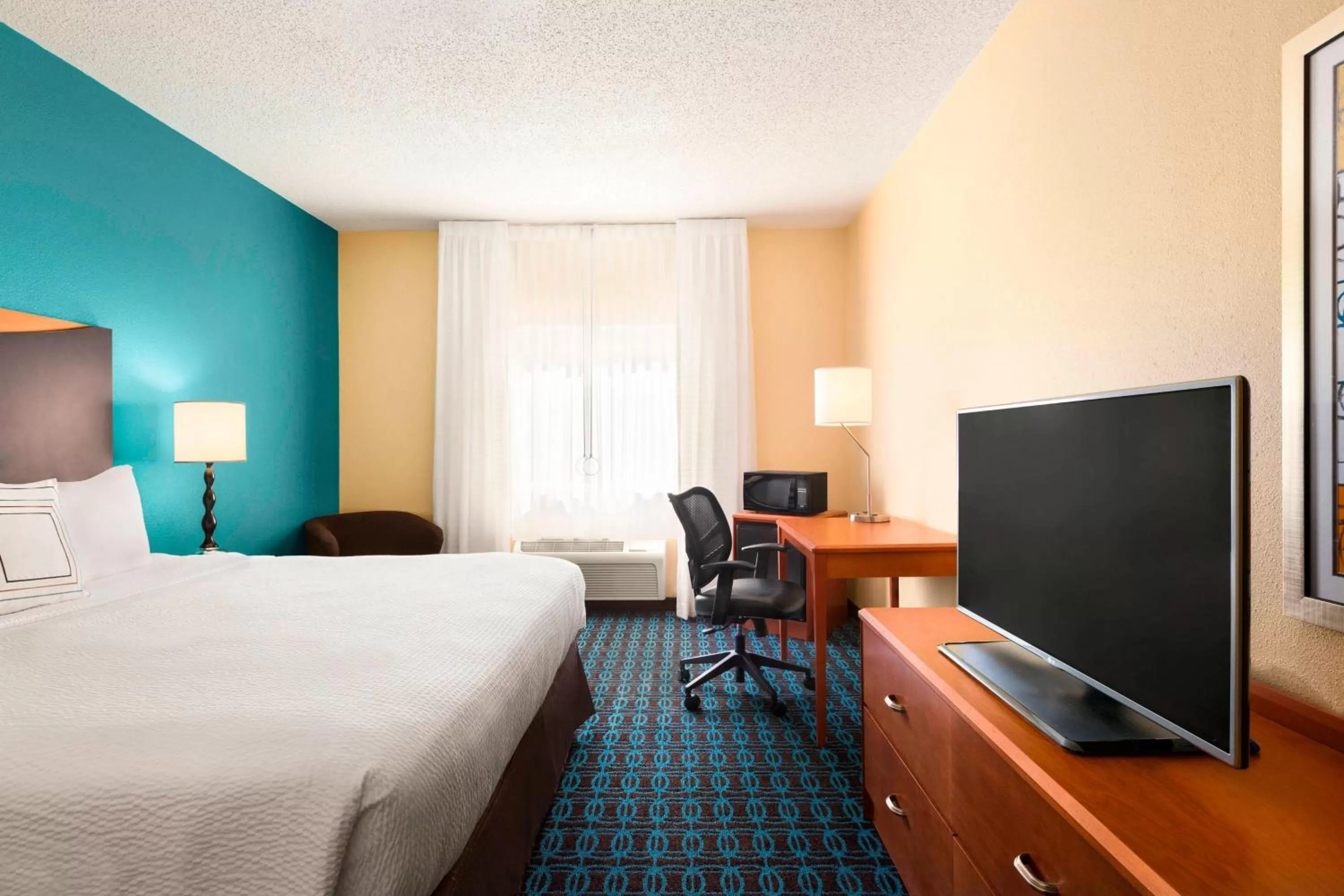 Photo of the whole room, TV/Entertainment Center in Fairfield Inn & Suites Oklahoma City Quail Springs/South Edmond