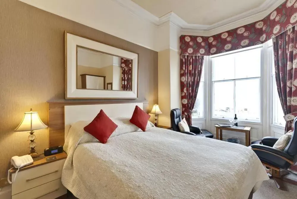 Deluxe Double Room with Sea View in Lauriston & Lawton Court Hotel Deluxe Double Room with Sea View in Lauriston & Lawton Court Hotel