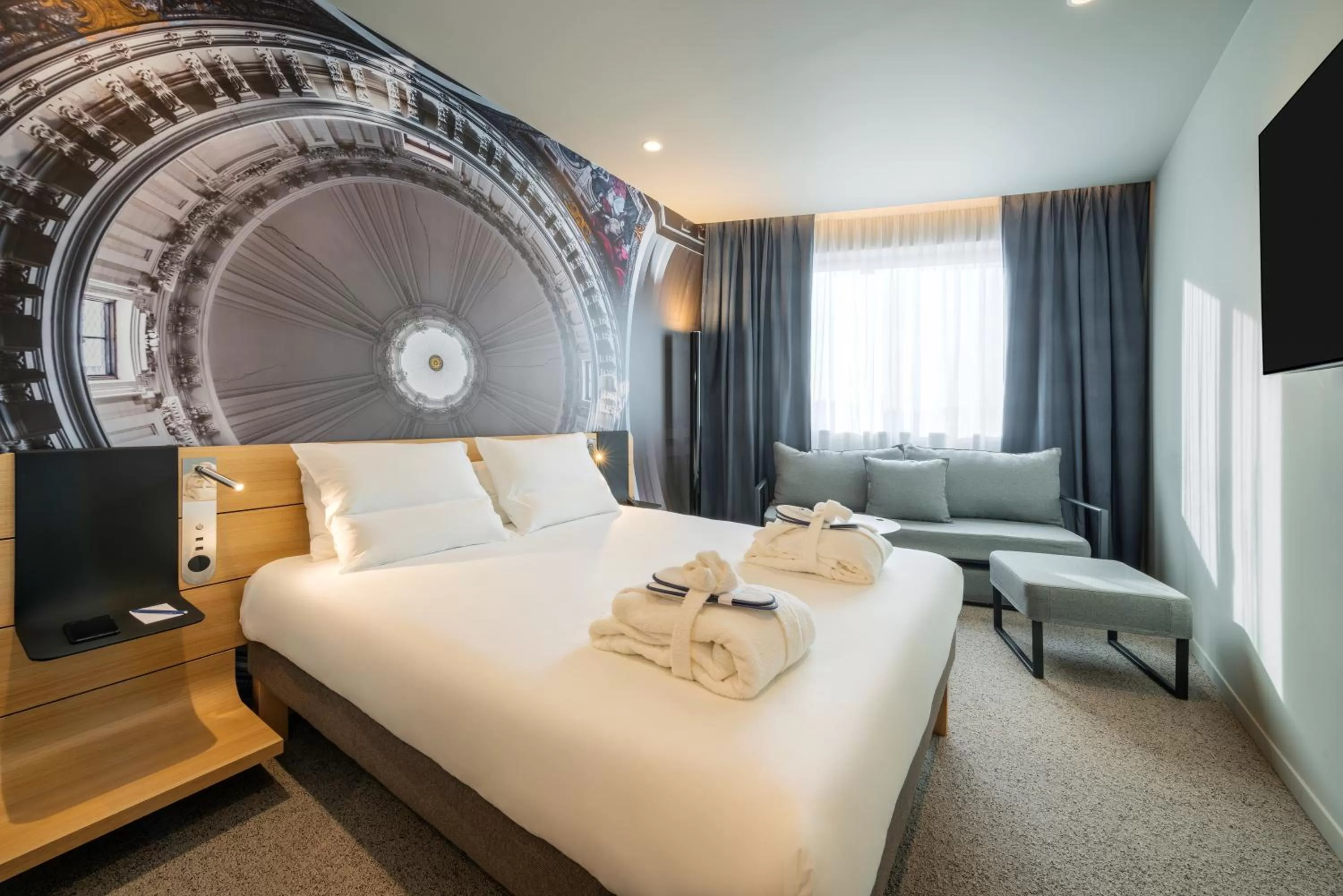 Bed in Novotel Paris 20 Belleville