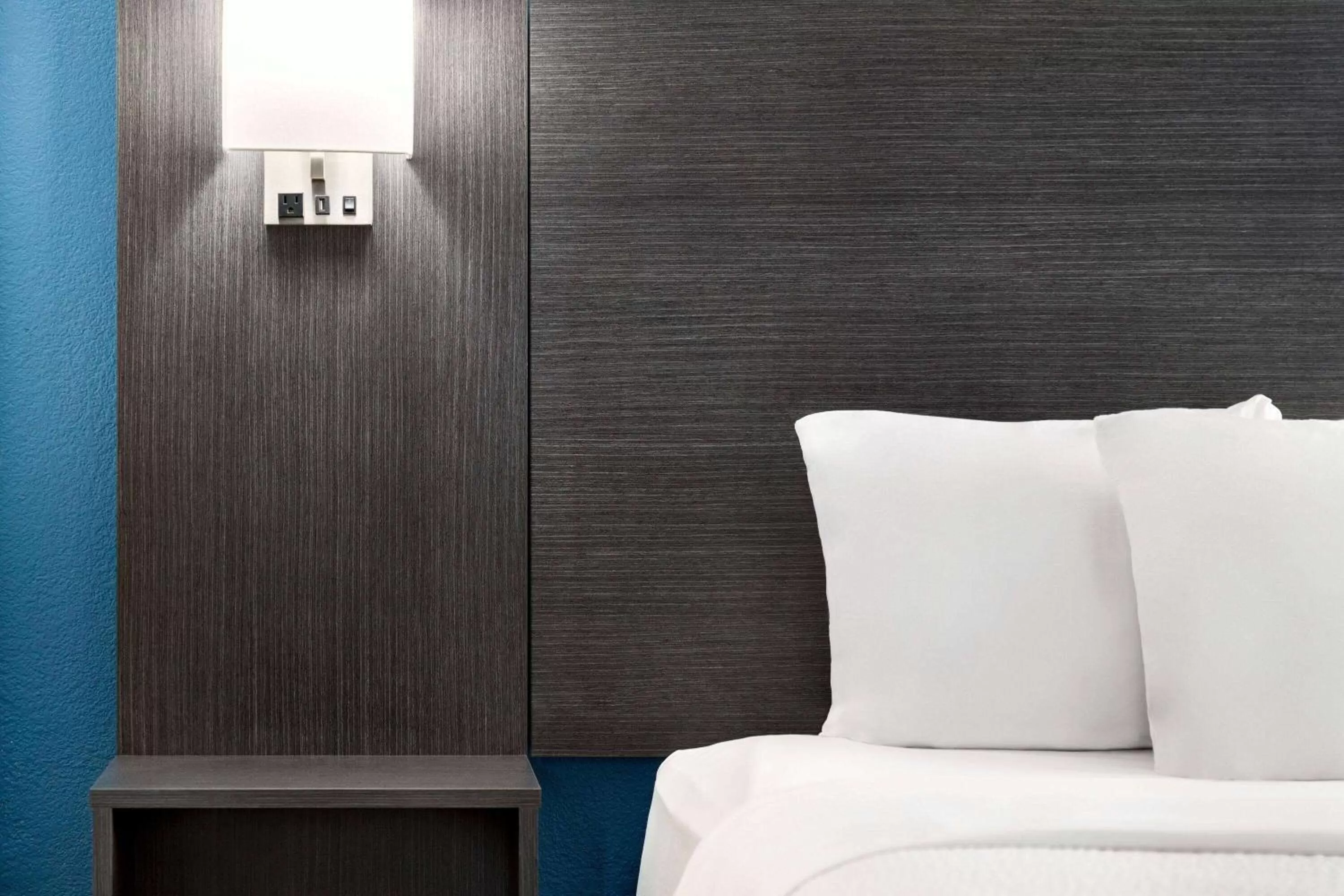 Photo of the whole room, Bed in La Quinta by Wyndham Chicago Tinley Park