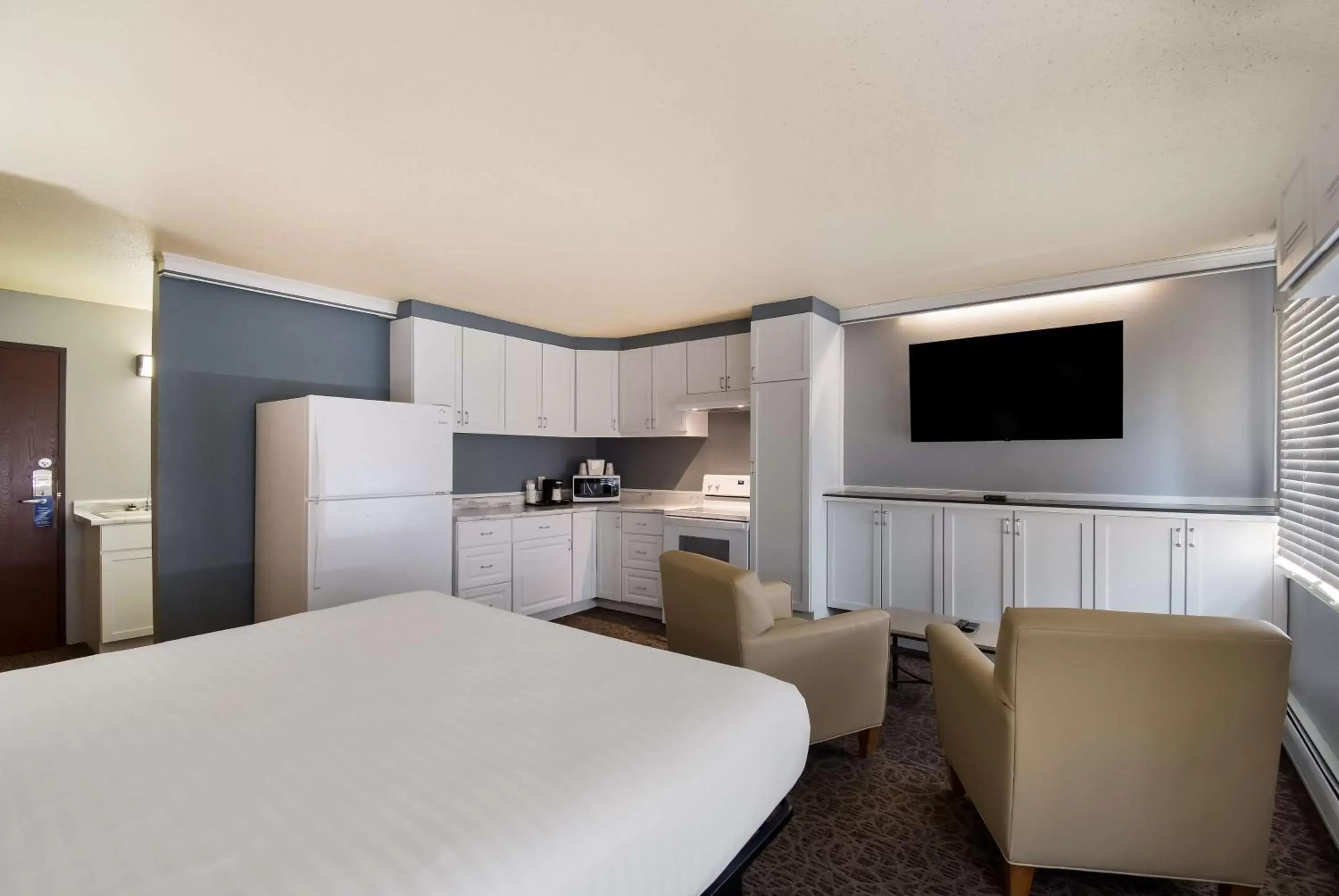 Larger King Room with Kitchen - Non-Smoking in Best Western Bemidji Larger King Room with Kitchen - Non-Smoking in Best Western Bemidji