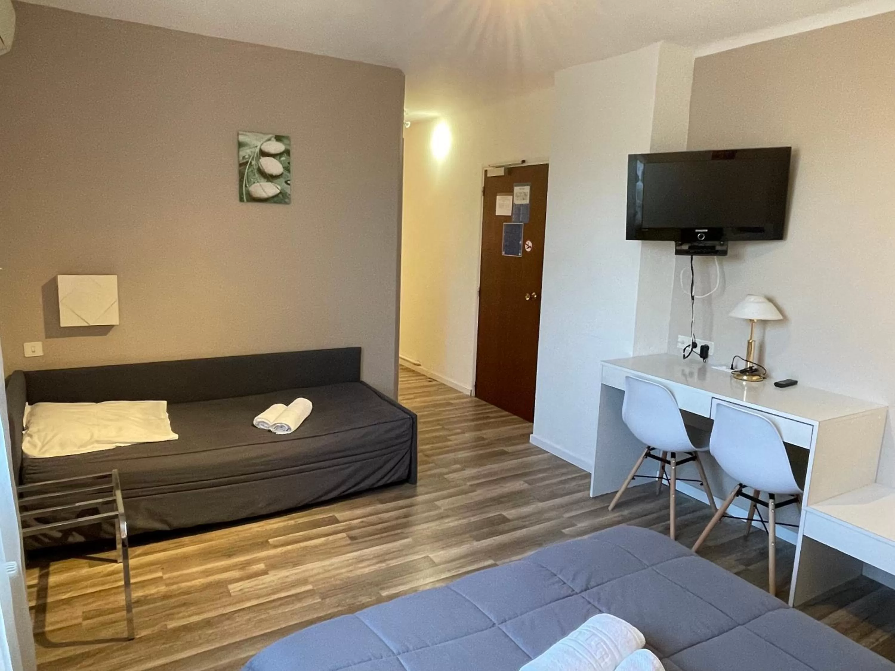 TV and multimedia in Hotel Les Chênes