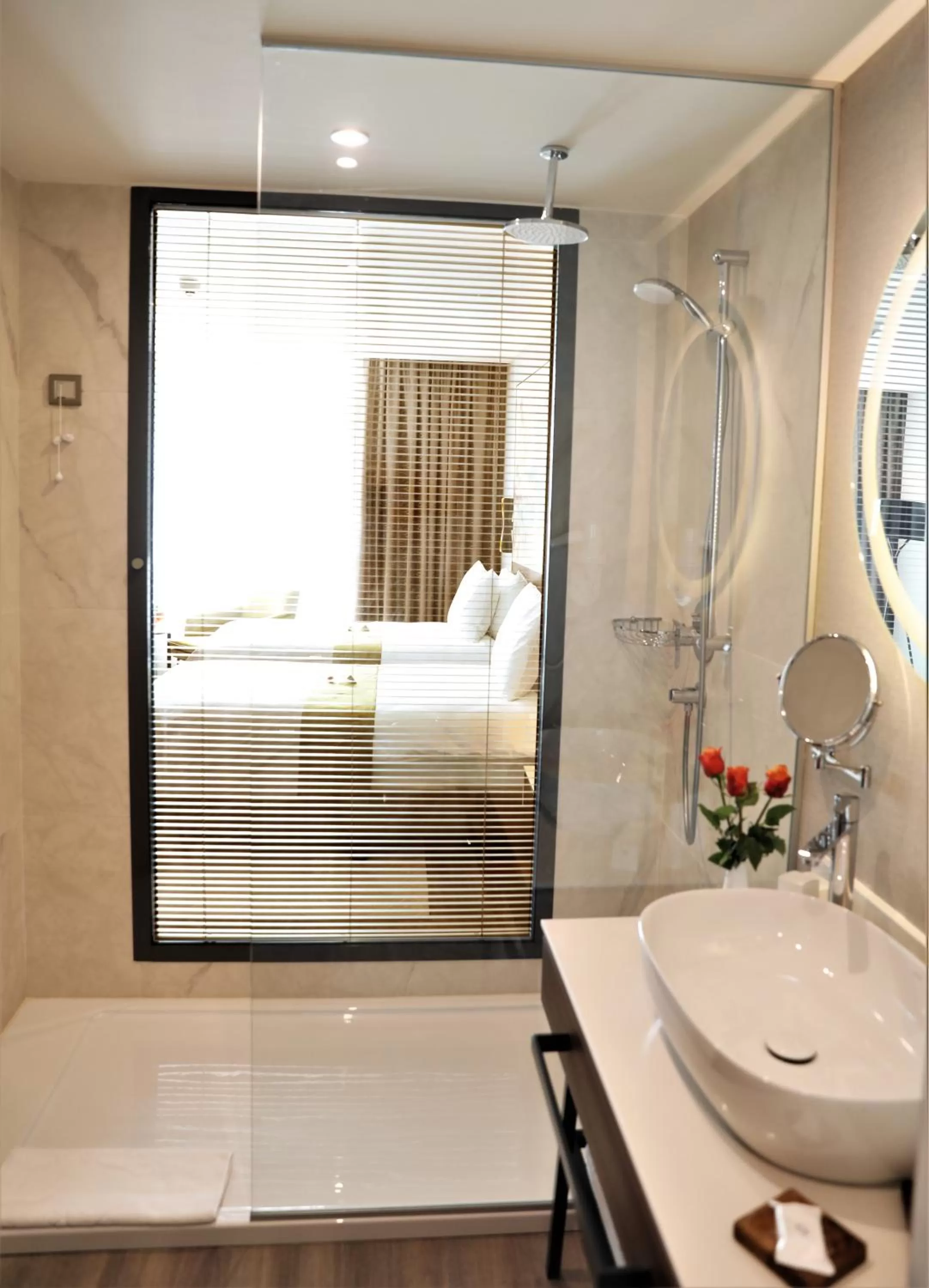 Shower, Bed in Limak Skopje Luxury Hotel