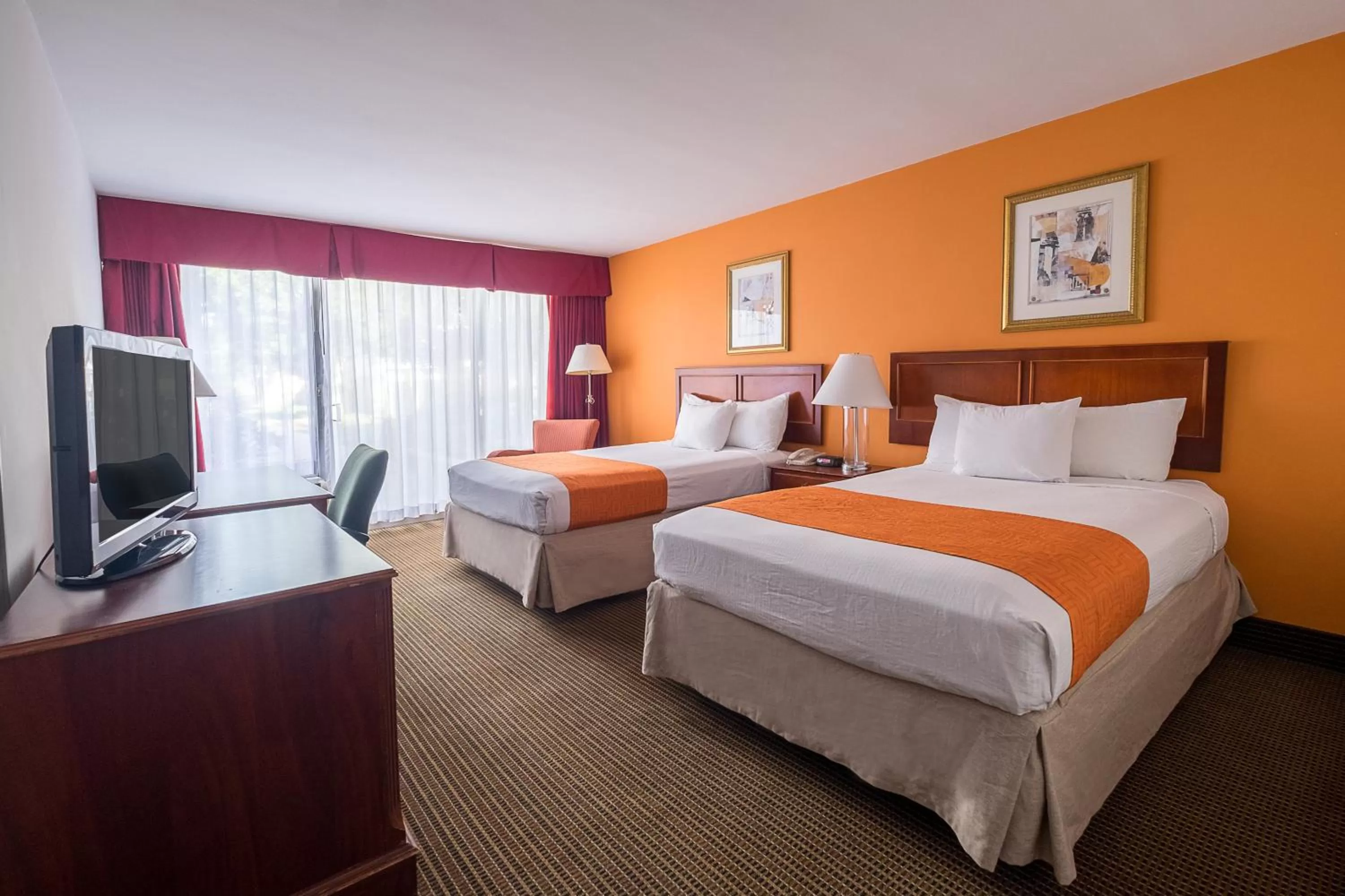 Bed in Howard Johnson by Wyndham Fullerton/Anaheim Conference Cntr