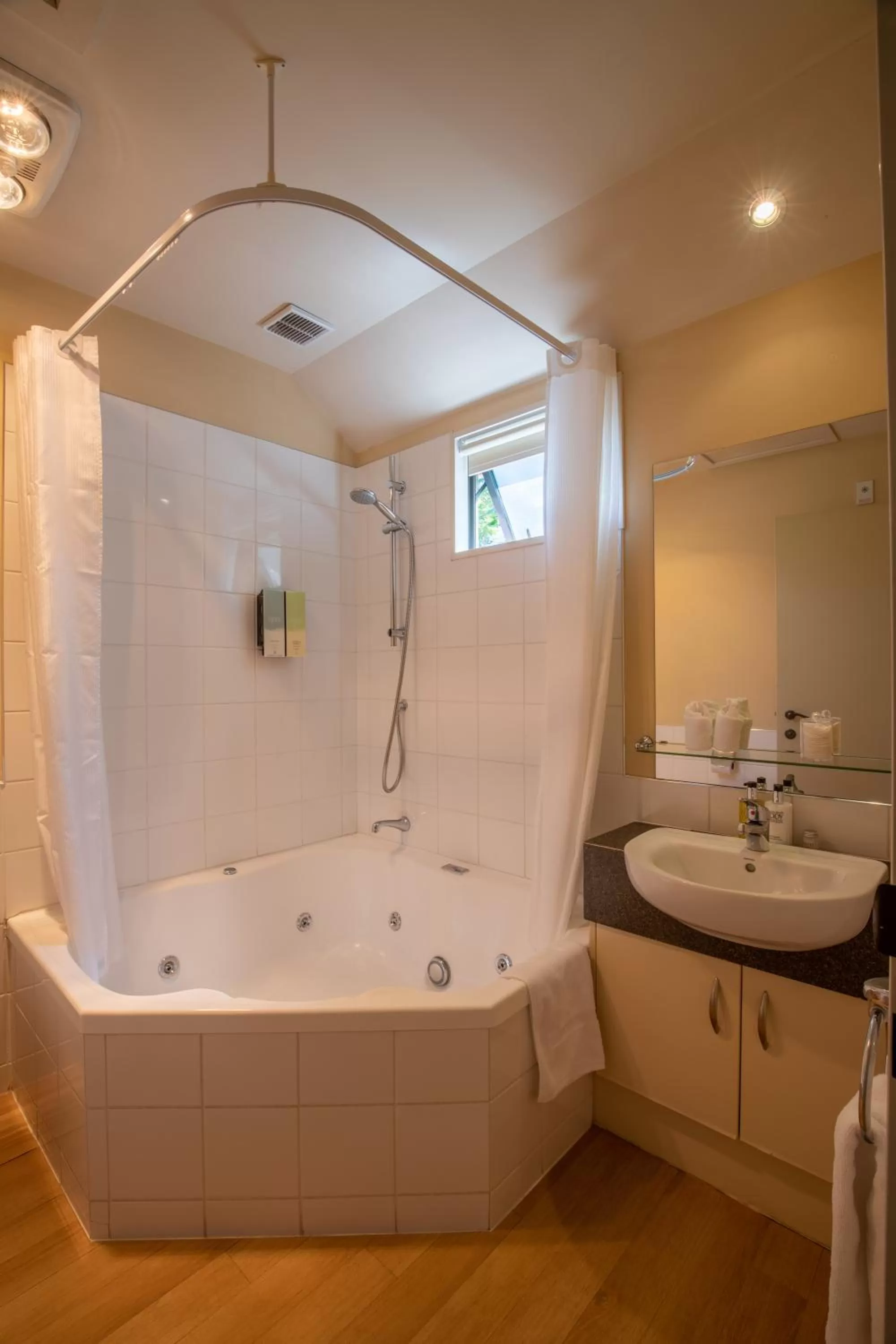 Hot Tub in Abbella Lodge Motel