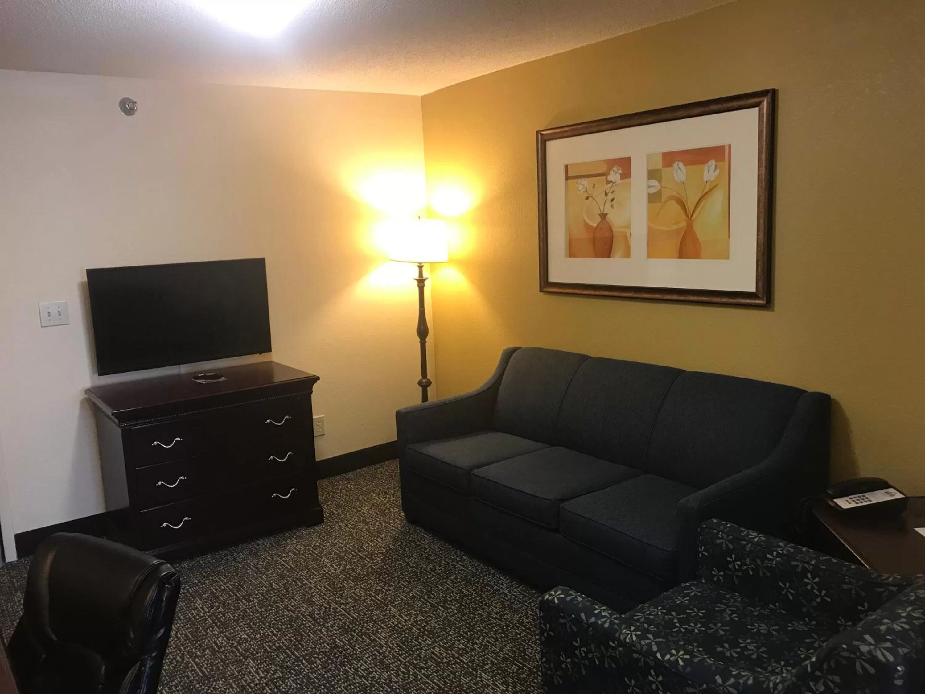 Living room in Days Inn & Suites by Wyndham Tucker/Northlake