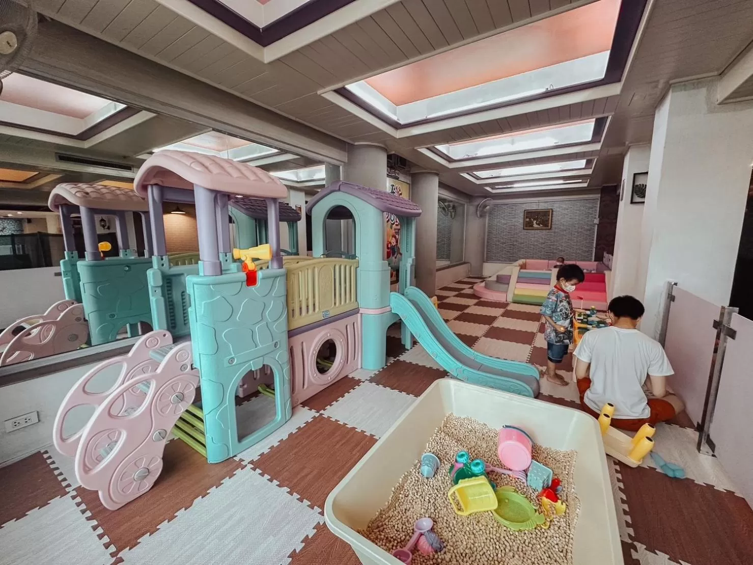 People in Hotel De Khuvieng