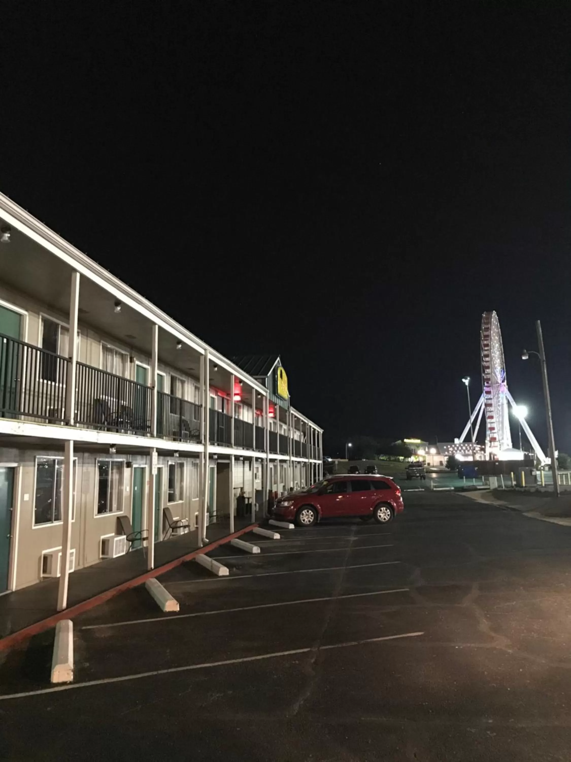 Property building in American Patriot Family Inn aka Oak Grove Inn