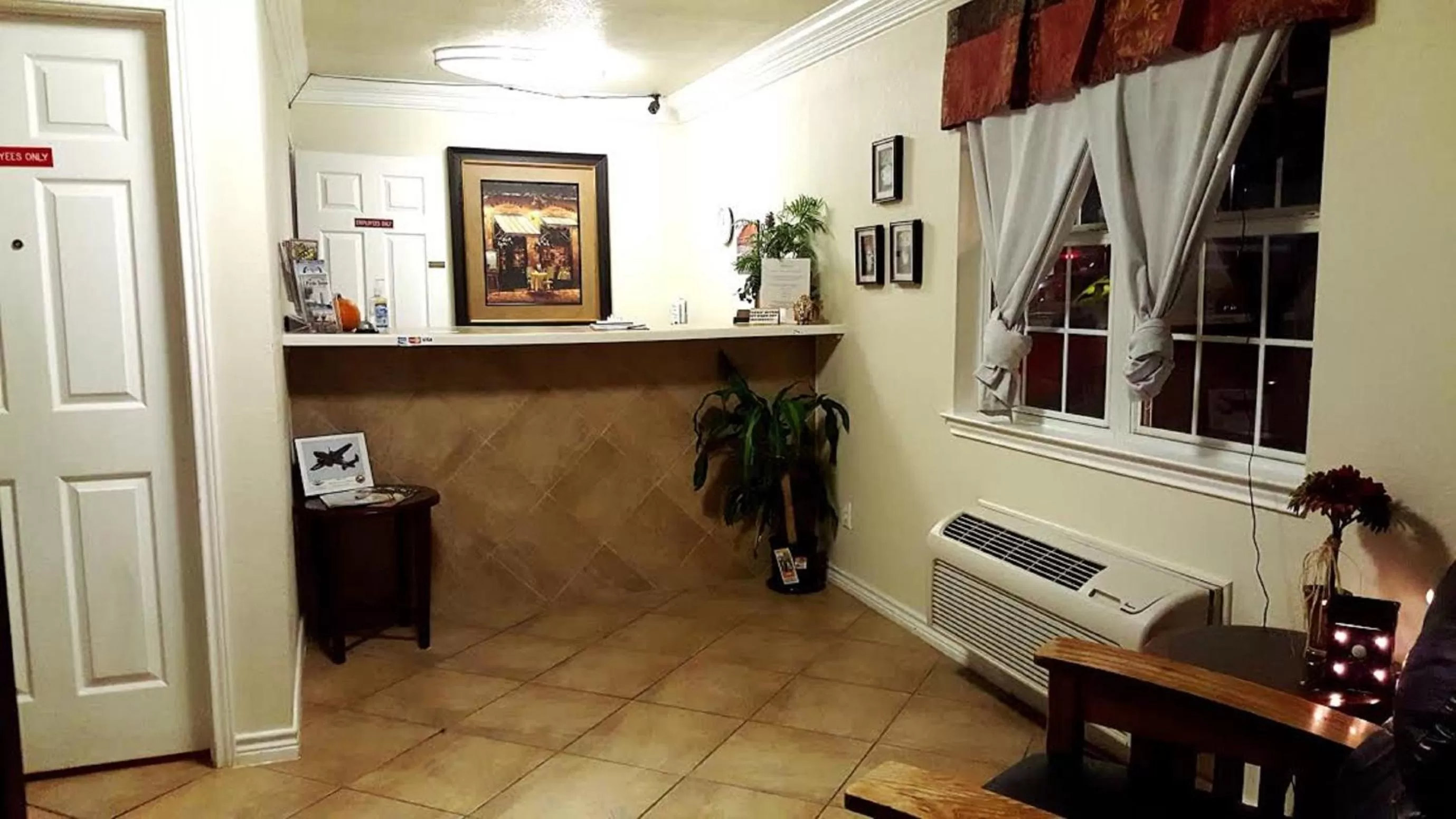 Facade/entrance in Cedar Creek Inn