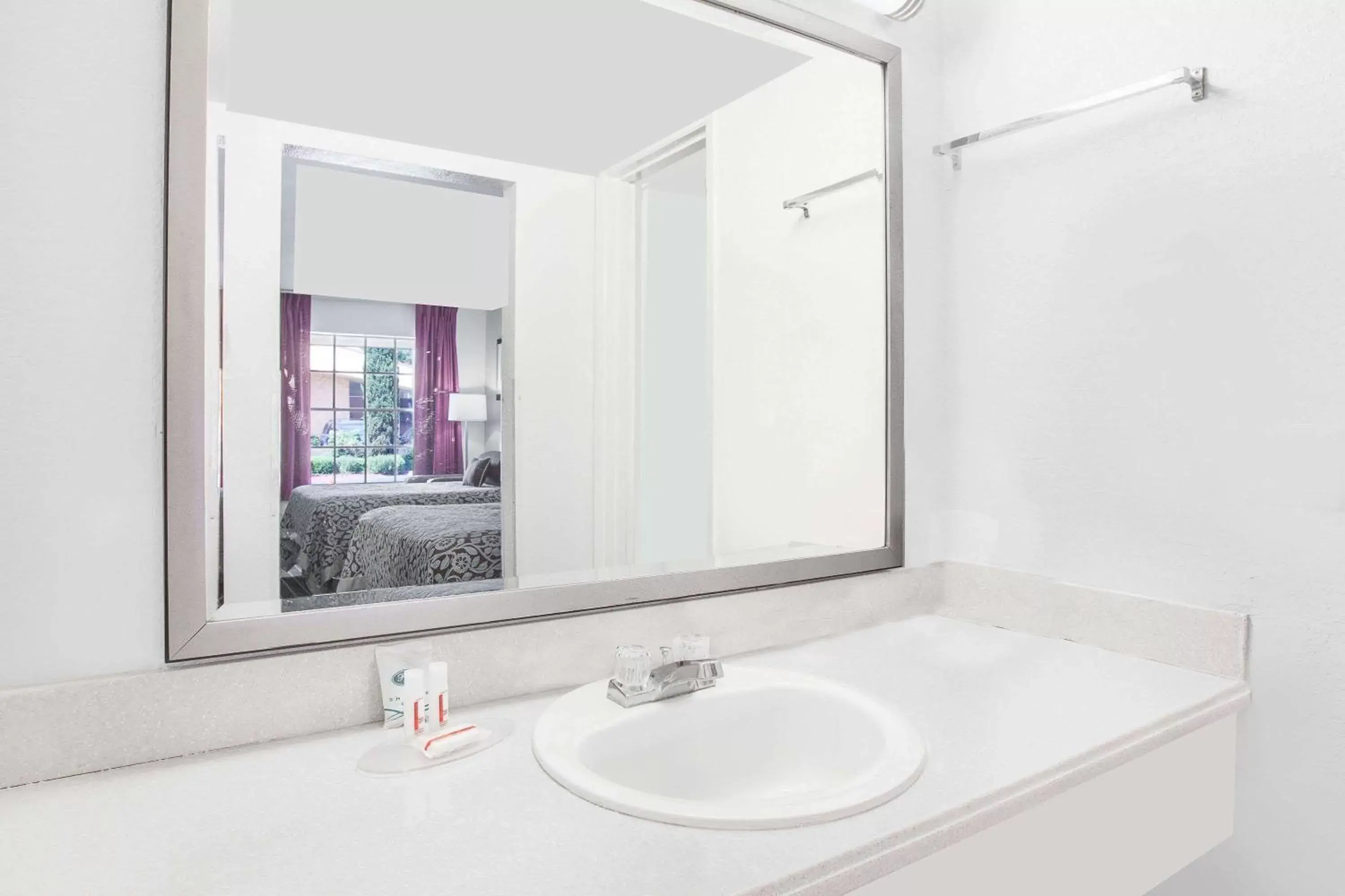 Superior Queen Room - Smoking in Days Inn by Wyndham Market Center Dallas Love Field Superior Queen Room - Smoking in Days Inn by Wyndham Market Center Dallas Love Field