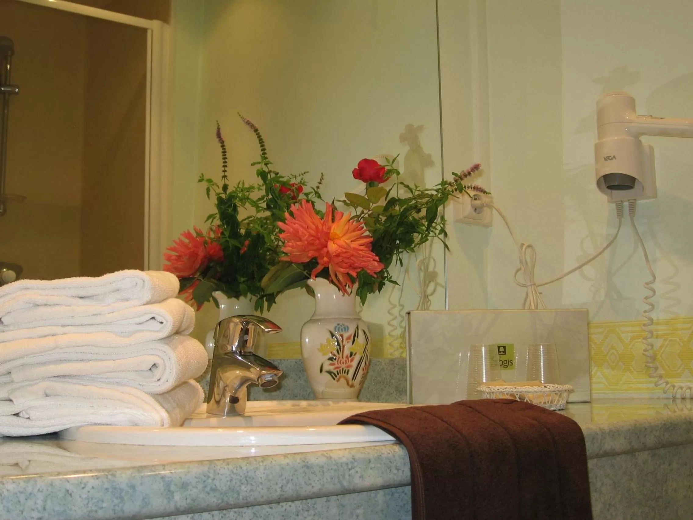 Bathroom in Logis Hotel L'ange Couronne