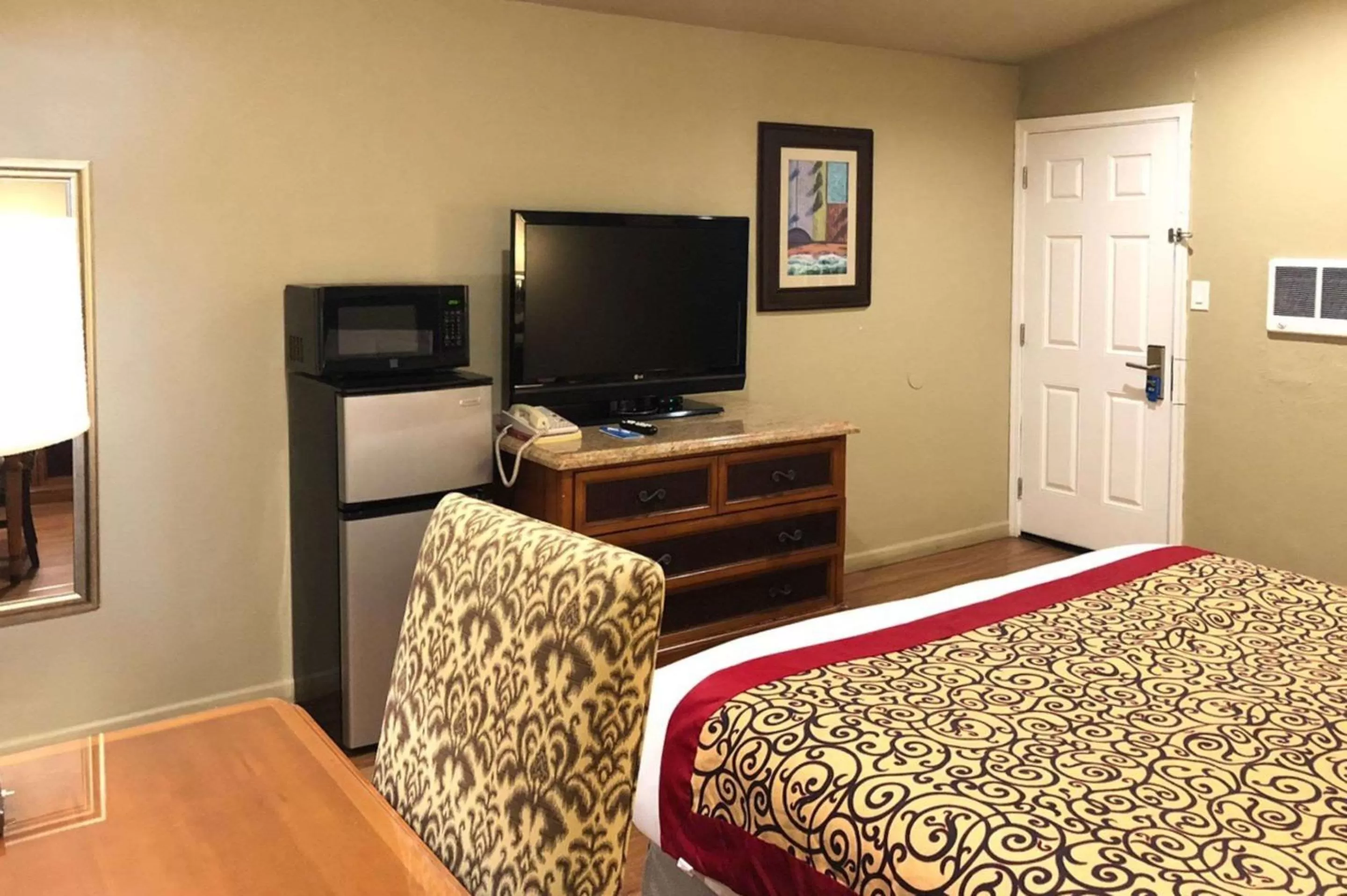 Photo of the whole room, TV/Entertainment Center in Rodeway Inn Flagstaff East Route 66