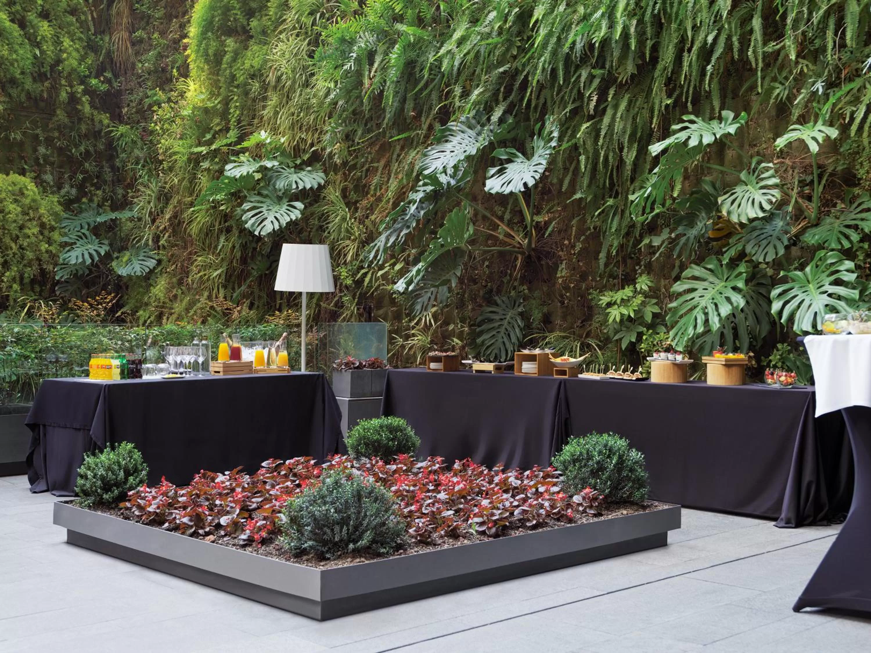 Restaurant/places to eat in H10 Urquinaona Plaza