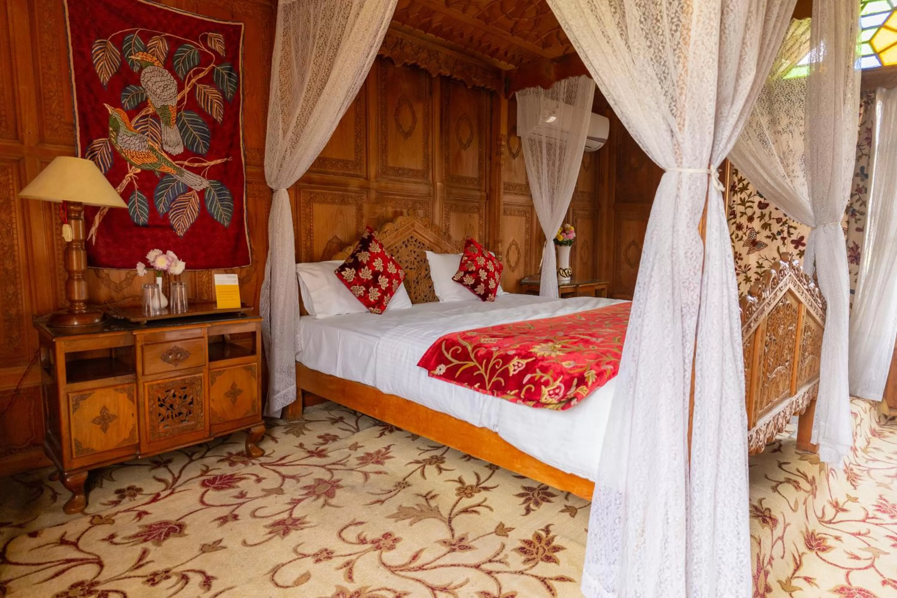 Bed in Wangnoo Heritage Houseboats