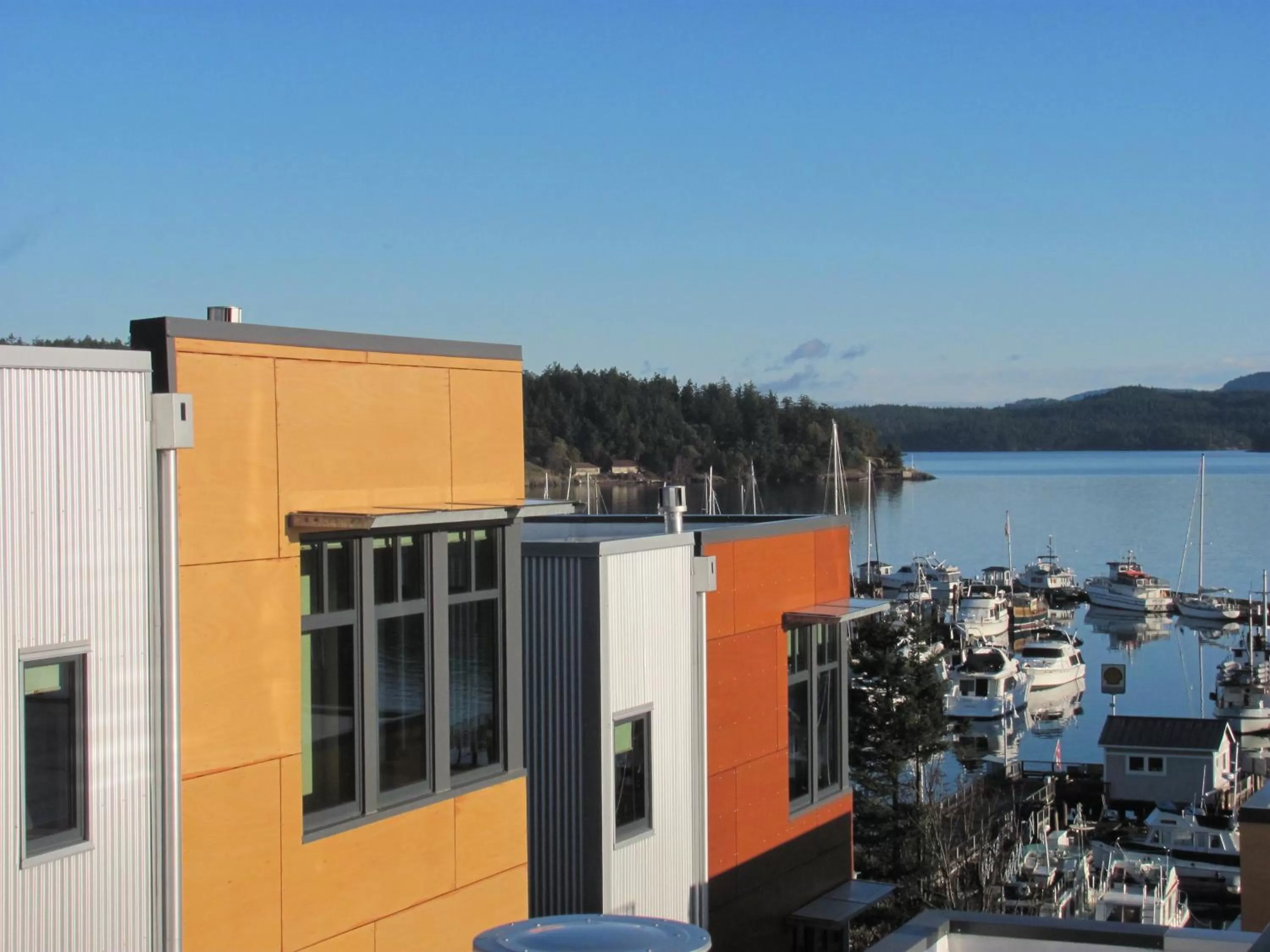 Facade/entrance in Island Inn at 123 West