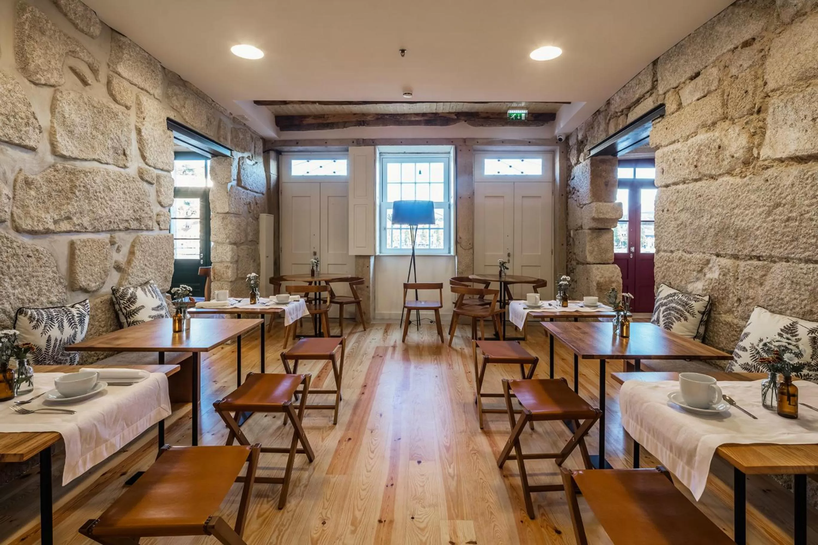 Restaurant/places to eat in Porto River