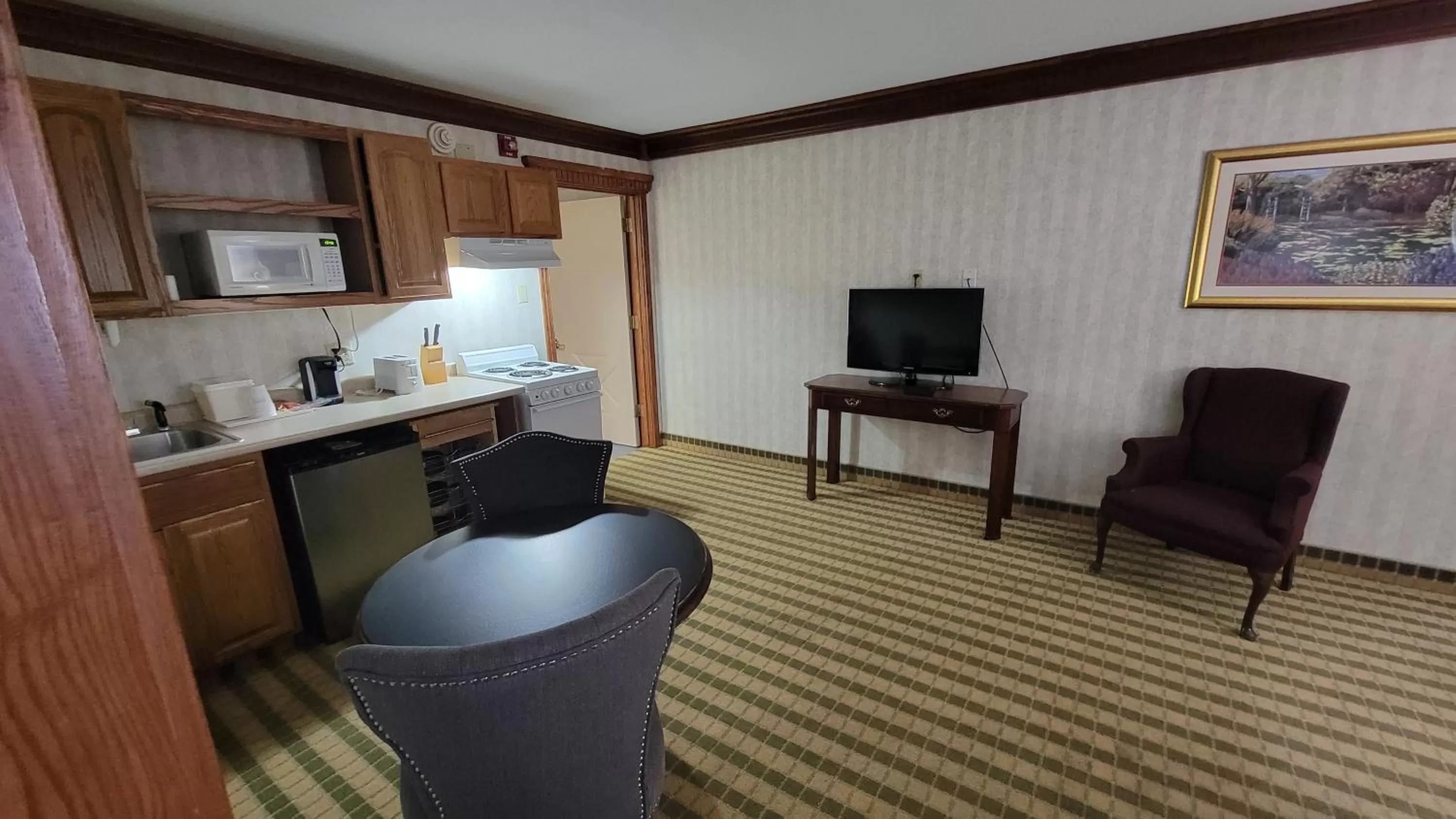 Kitchen or kitchenette in Ramada by Wyndham Saginaw Hotel & Suites