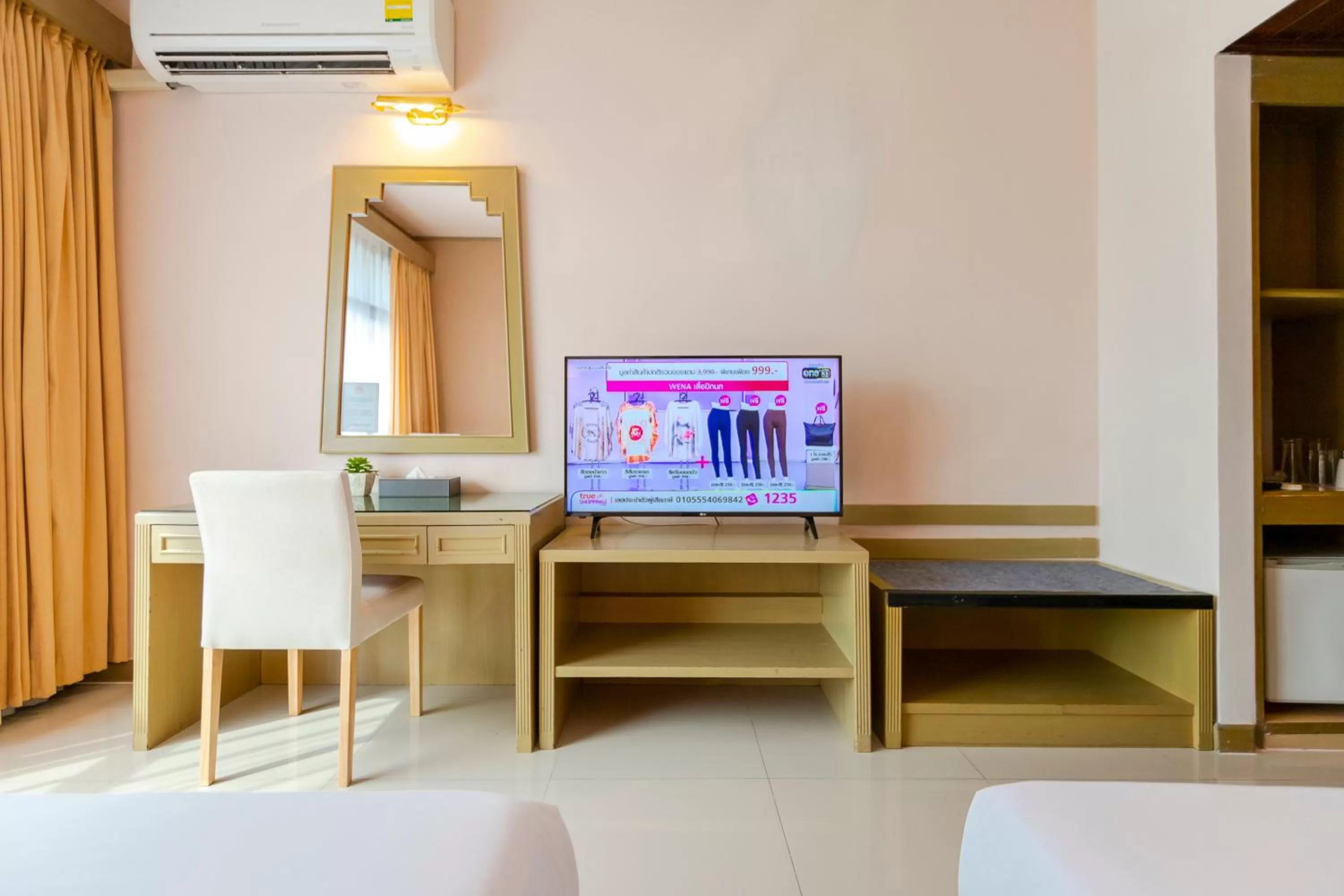 TV and multimedia, Bed in Pinnacle Lumpini Park Hotel