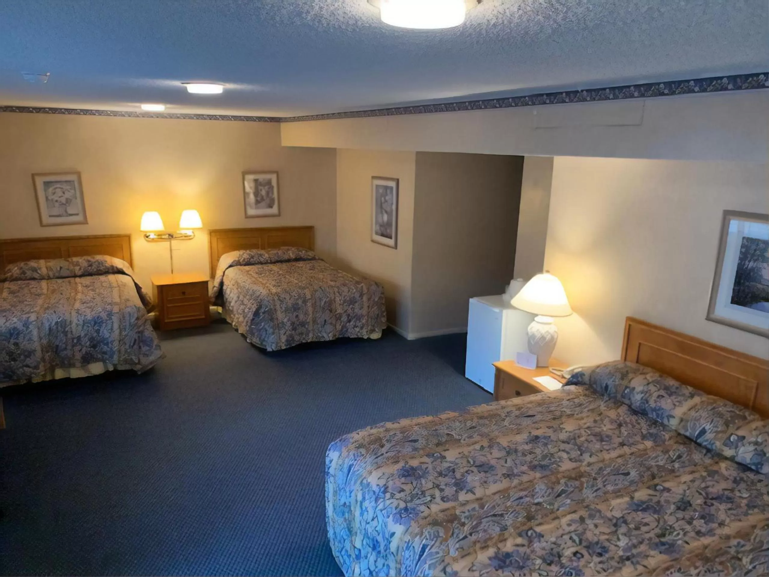 Bed in Saga Motor Hotel Pasadena