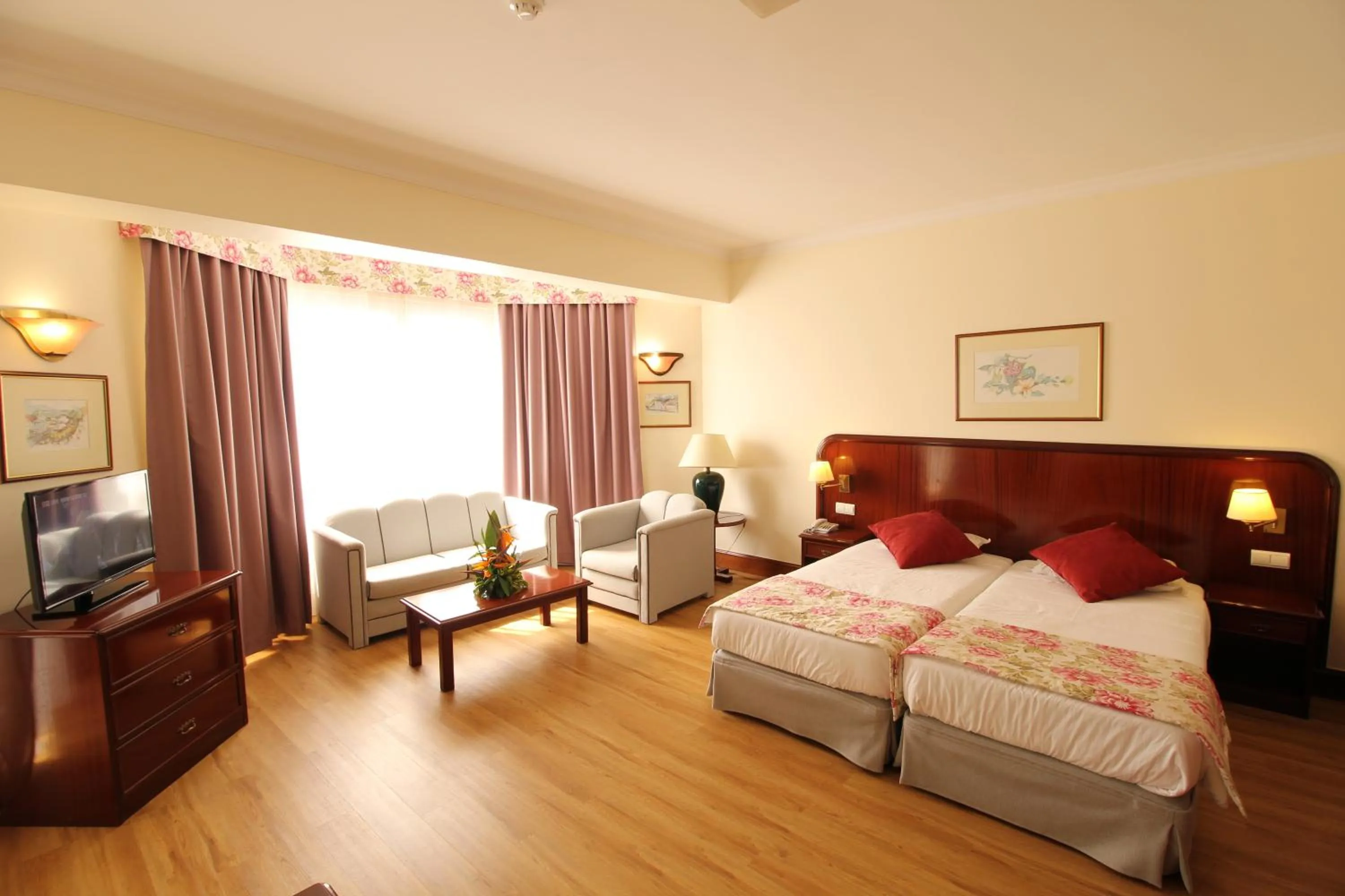 Balcony/Terrace, Bed in Suite Hotel Jardins Da Ajuda