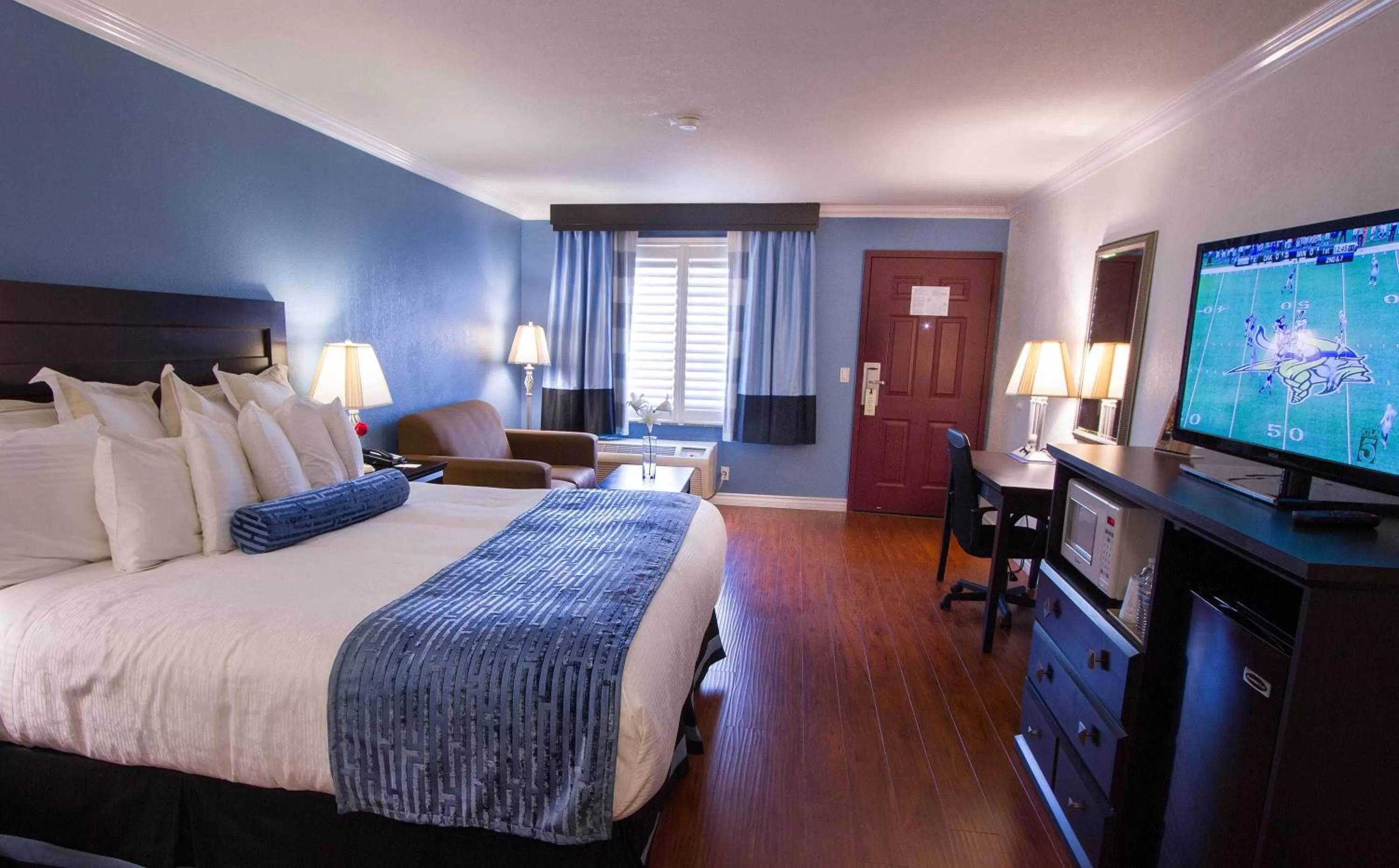 Photo of the whole room, Bed in Regency Inn in Los Angeles