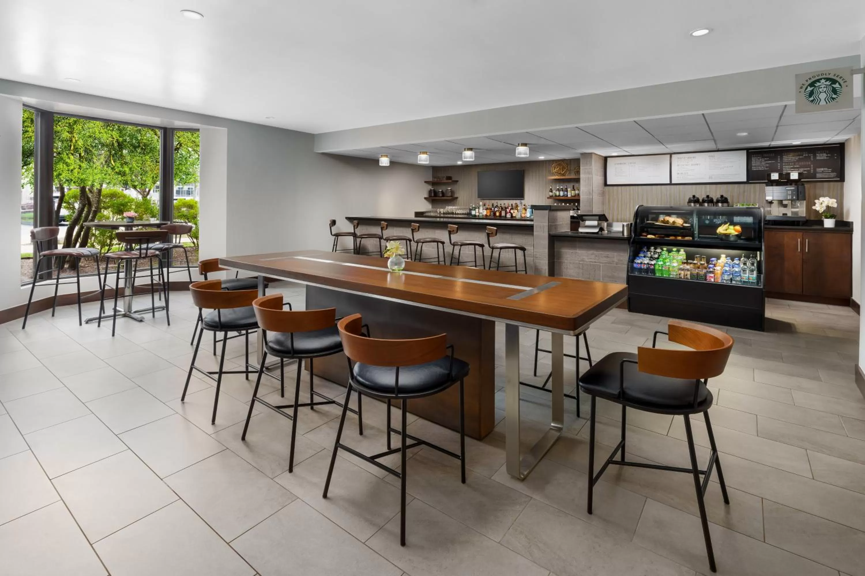 Restaurant/places to eat in Courtyard Manchester-Boston Regional Airport