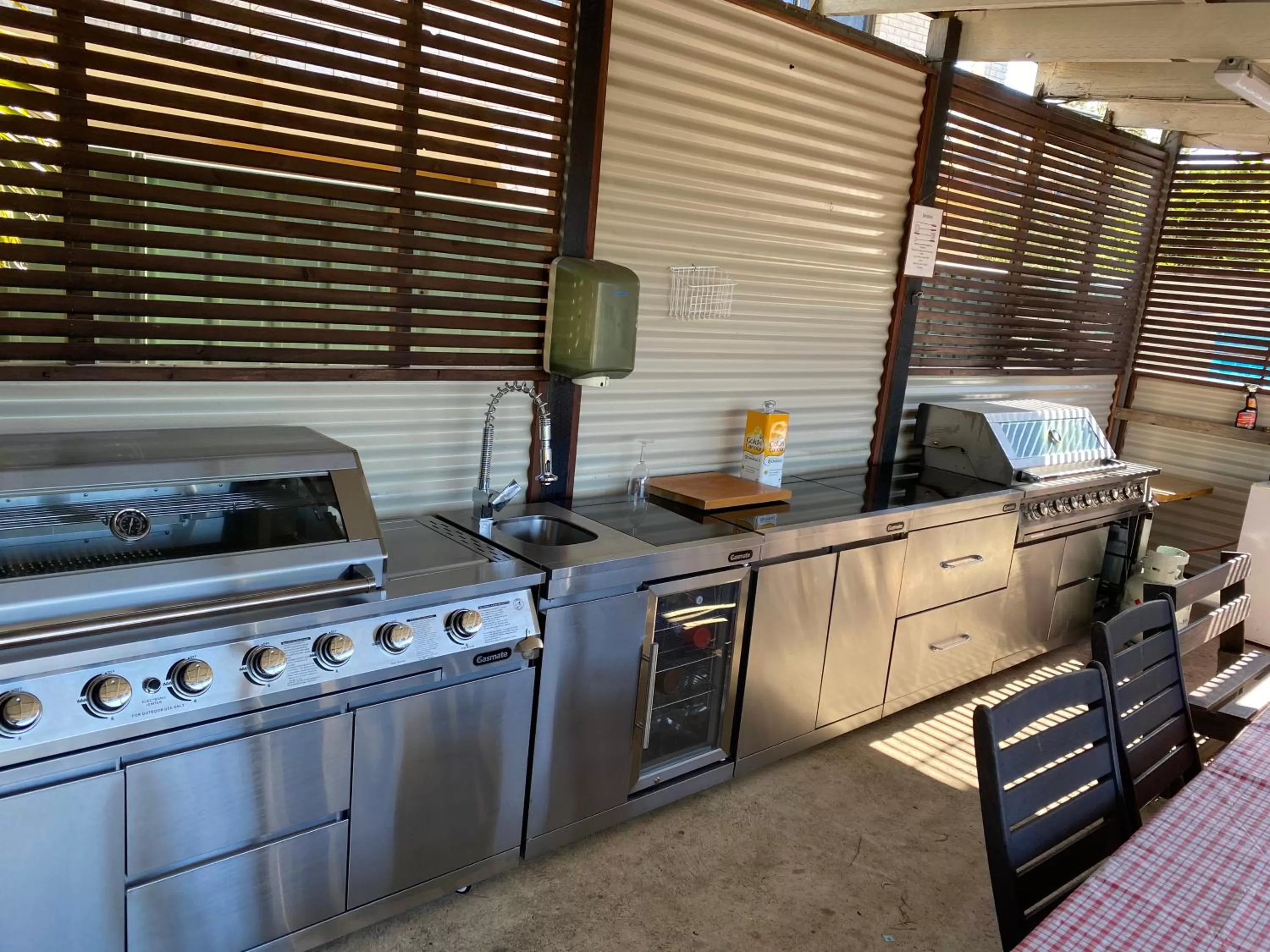 Communal kitchen in Woongarra Motel