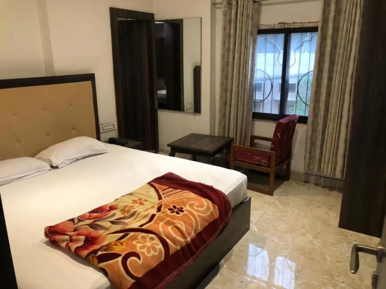 Bedroom, Bed in Hotel Rani Palace at Lake Fatehsagar