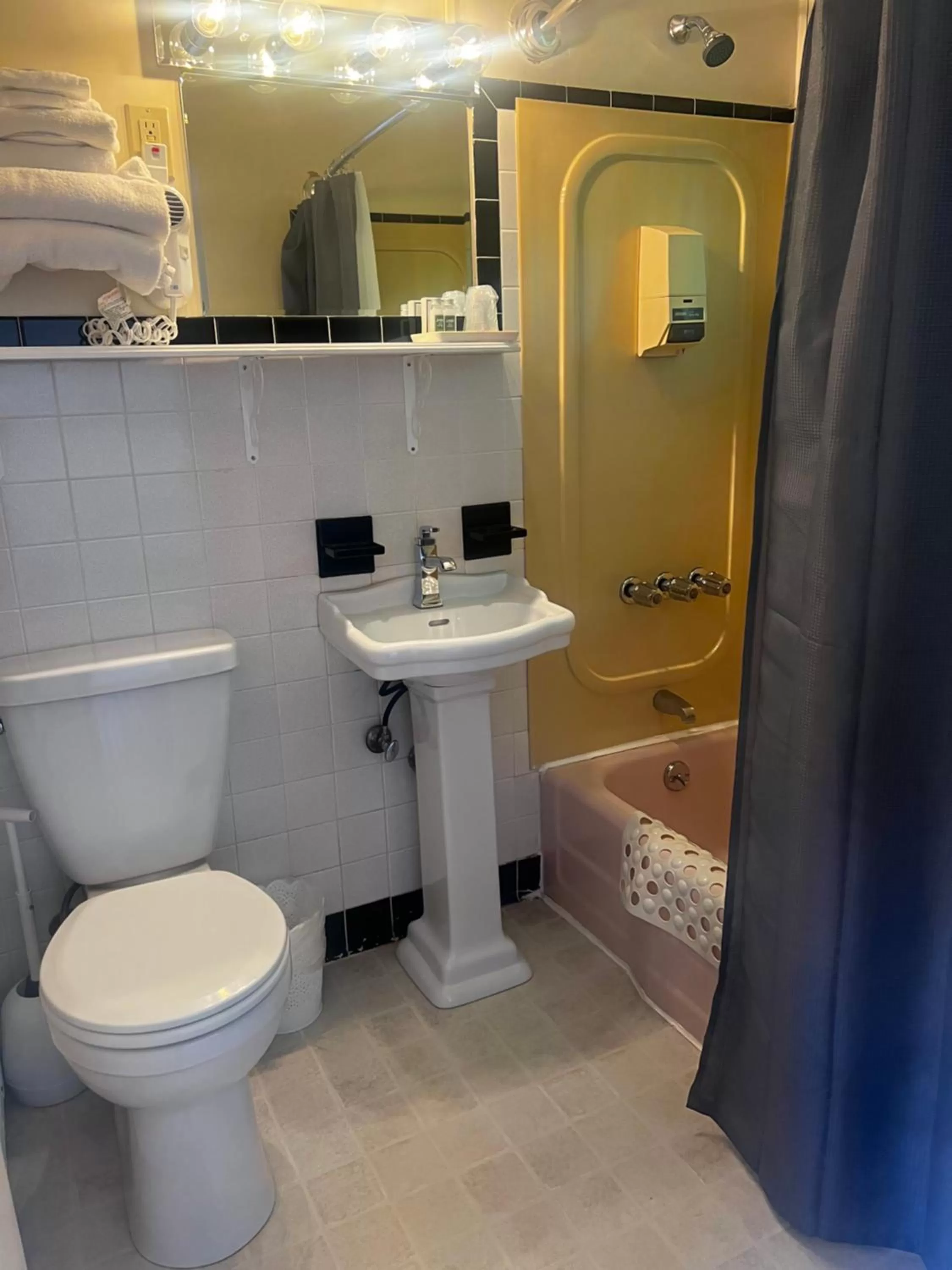 Bathroom in Claddagh Motel & Suites