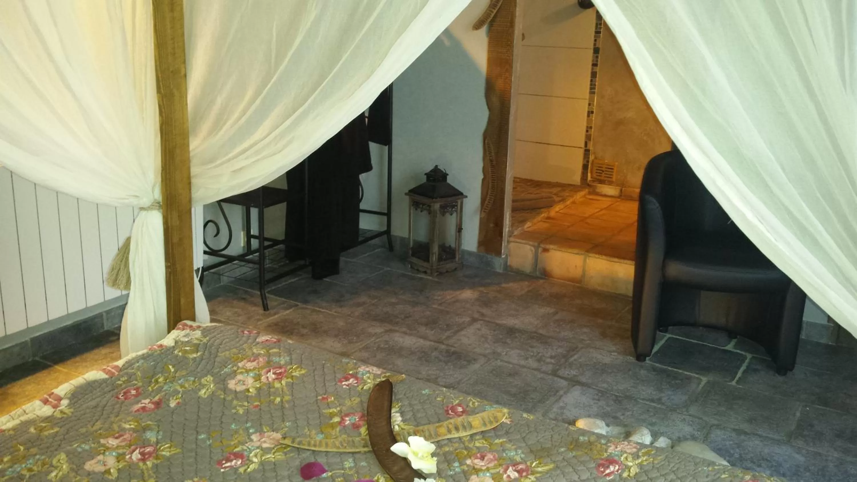 Photo of the whole room in Secret d'une Nuit a vicq prės de valenciennes,onnaing,saint saulve avec piscine , jaccuzi