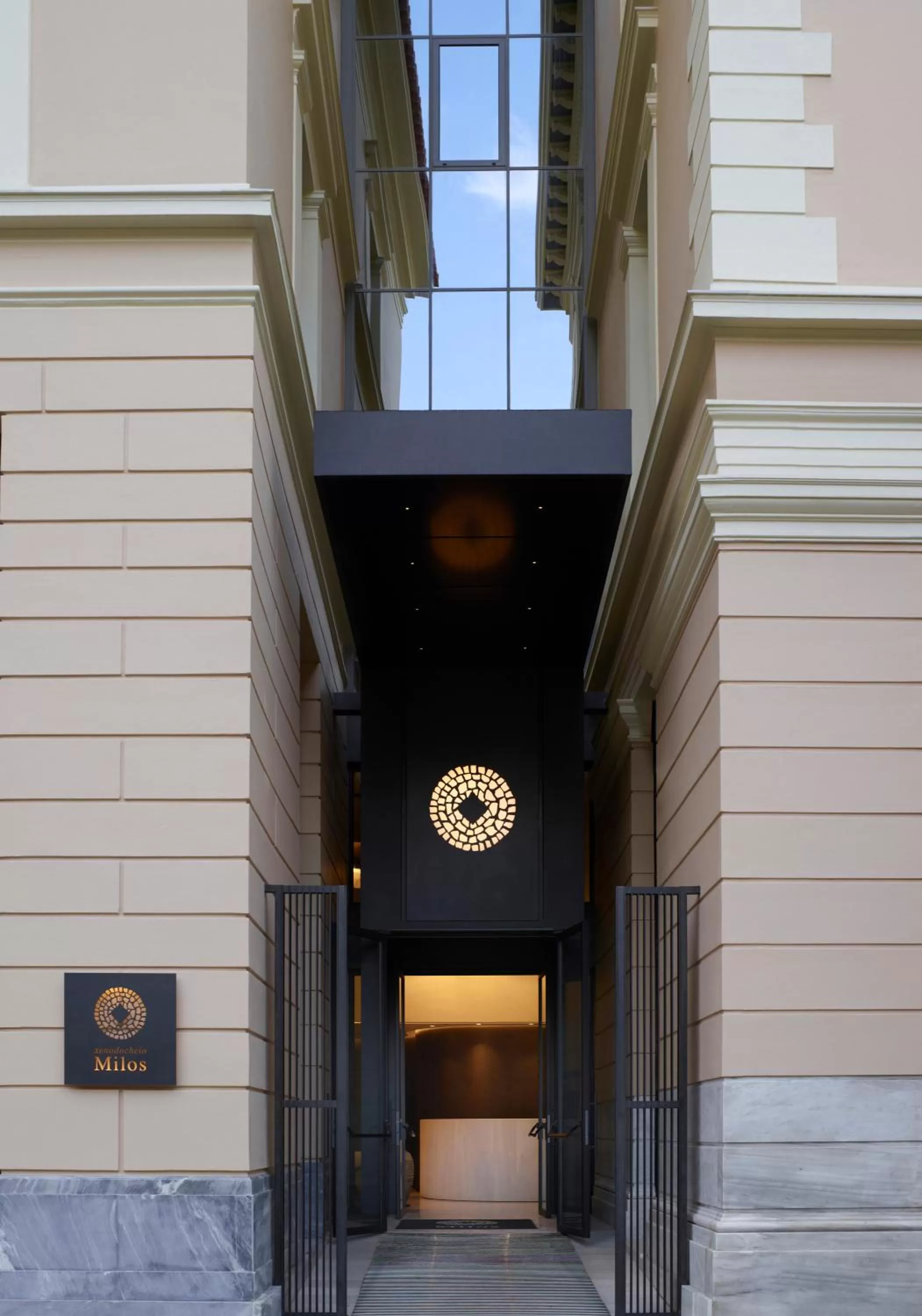 Facade/entrance in xenodocheio Milos