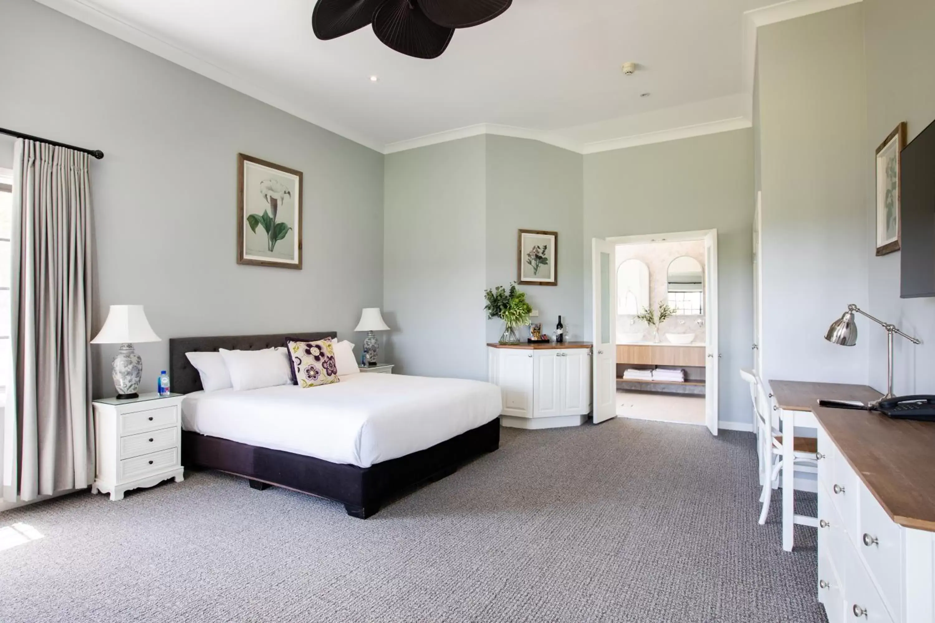 Executive King Room with Fireplace and Spa Bath in Camden Valley Inn Executive King Room with Fireplace and Spa Bath in Camden Valley Inn