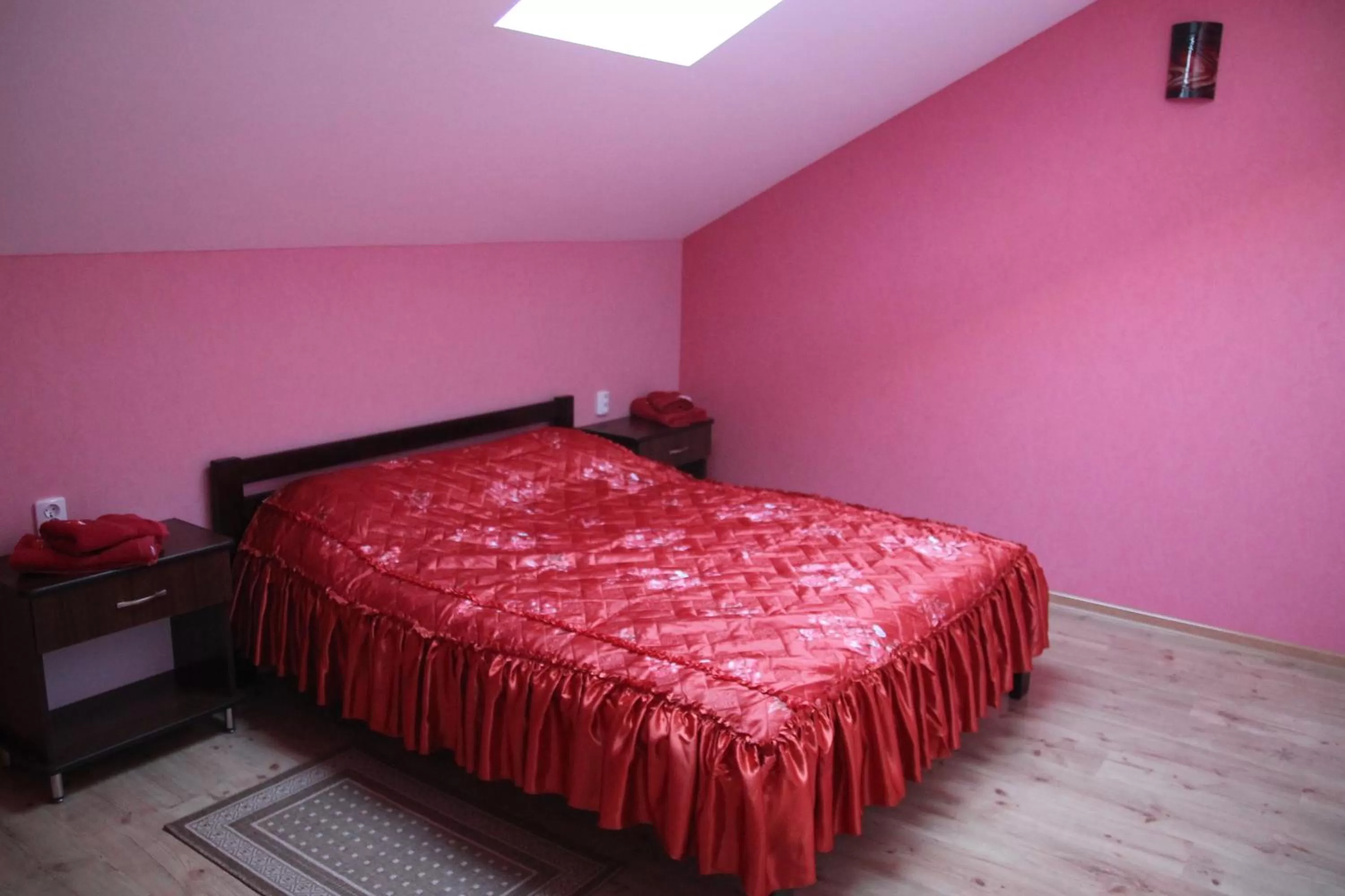 Photo of the whole room, Bed in Troyanda