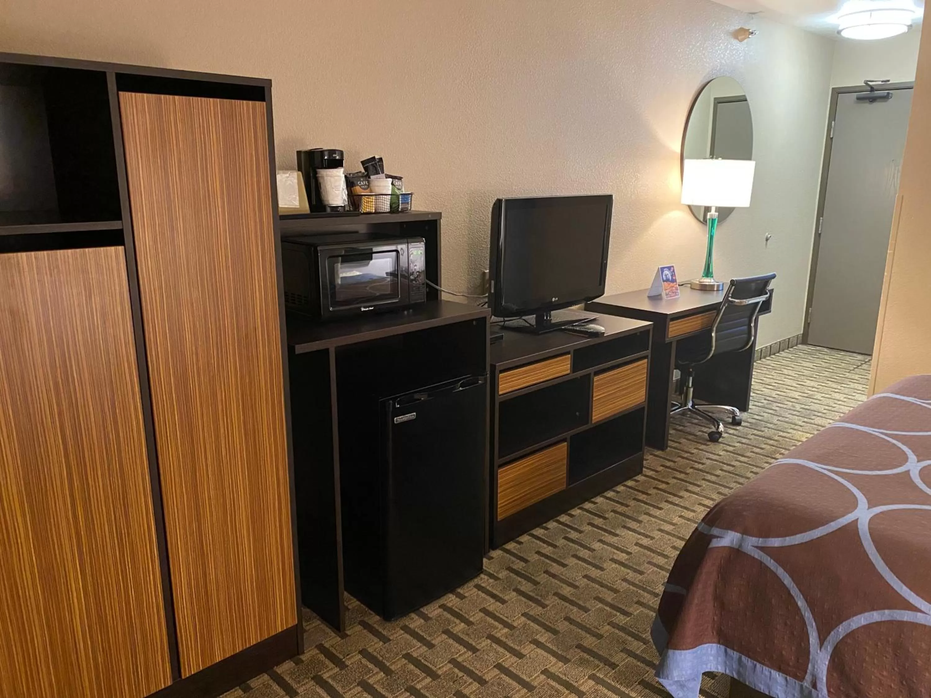 TV and multimedia, Bed in Super 8 by Wyndham Lynchburg VA
