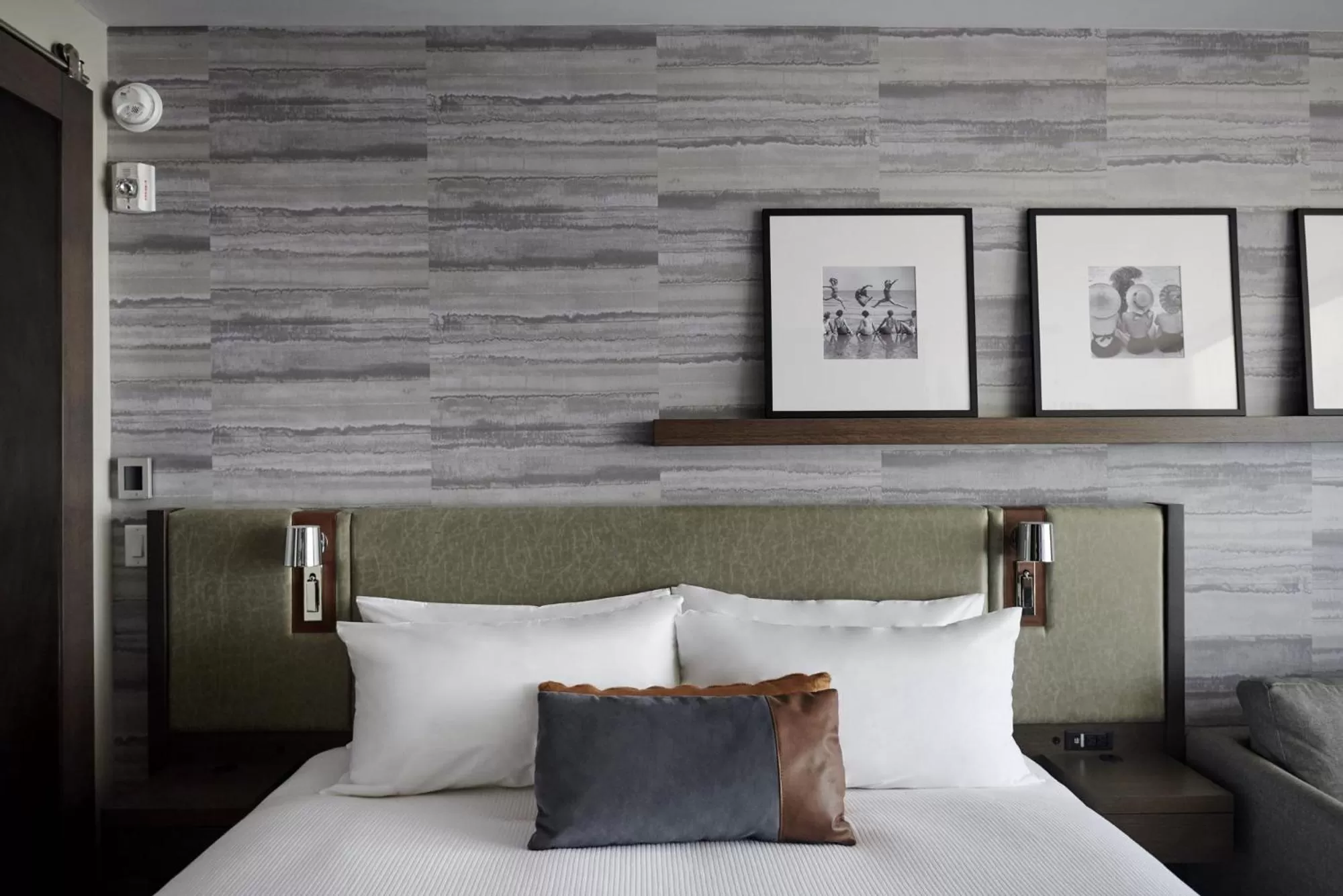 Photo of the whole room, Bed in Entourage sur-le-Lac