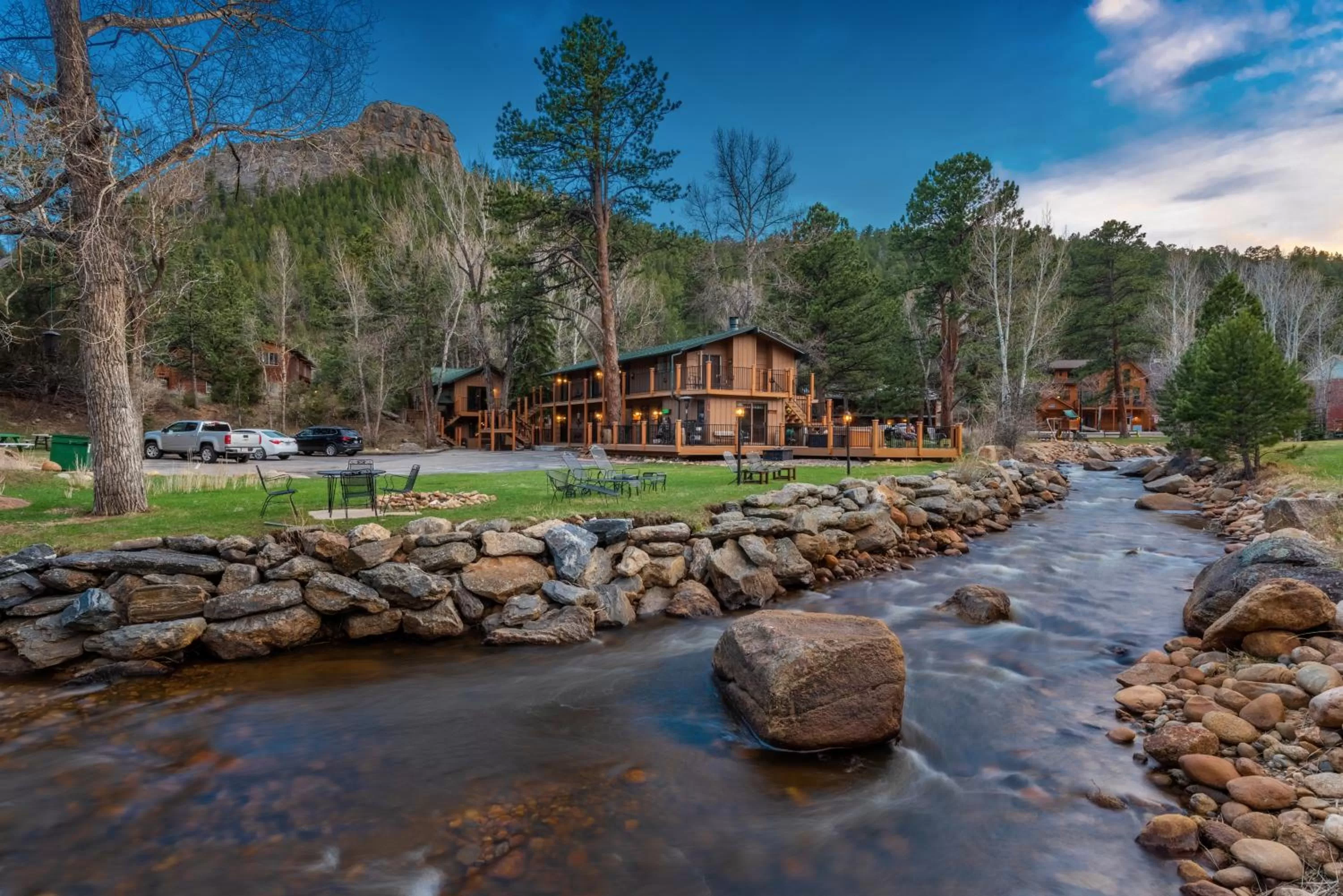 Patio in 4 Seasons Inn on Fall River