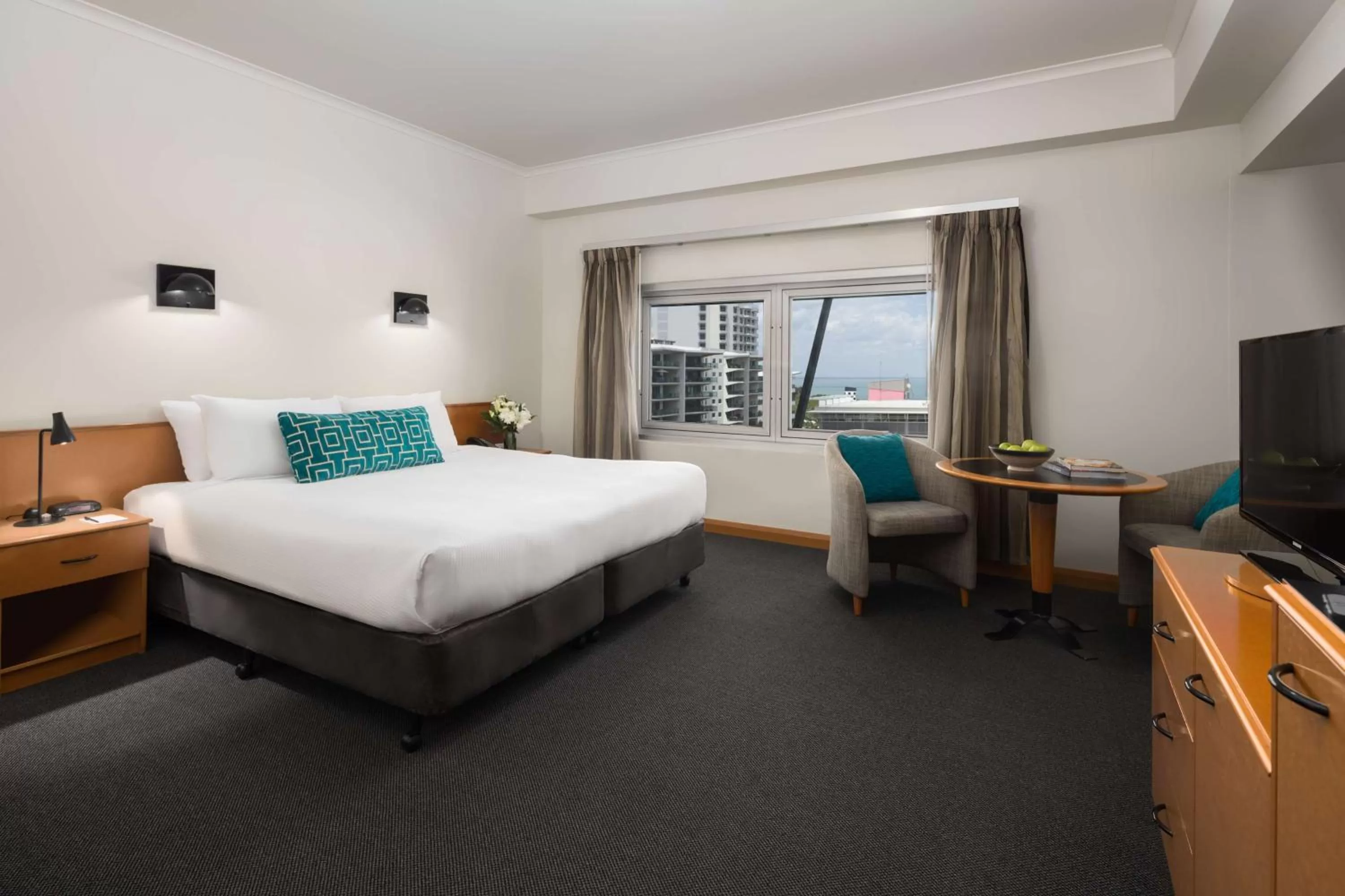 Photo of the whole room, Bed in Rydges Darwin Central